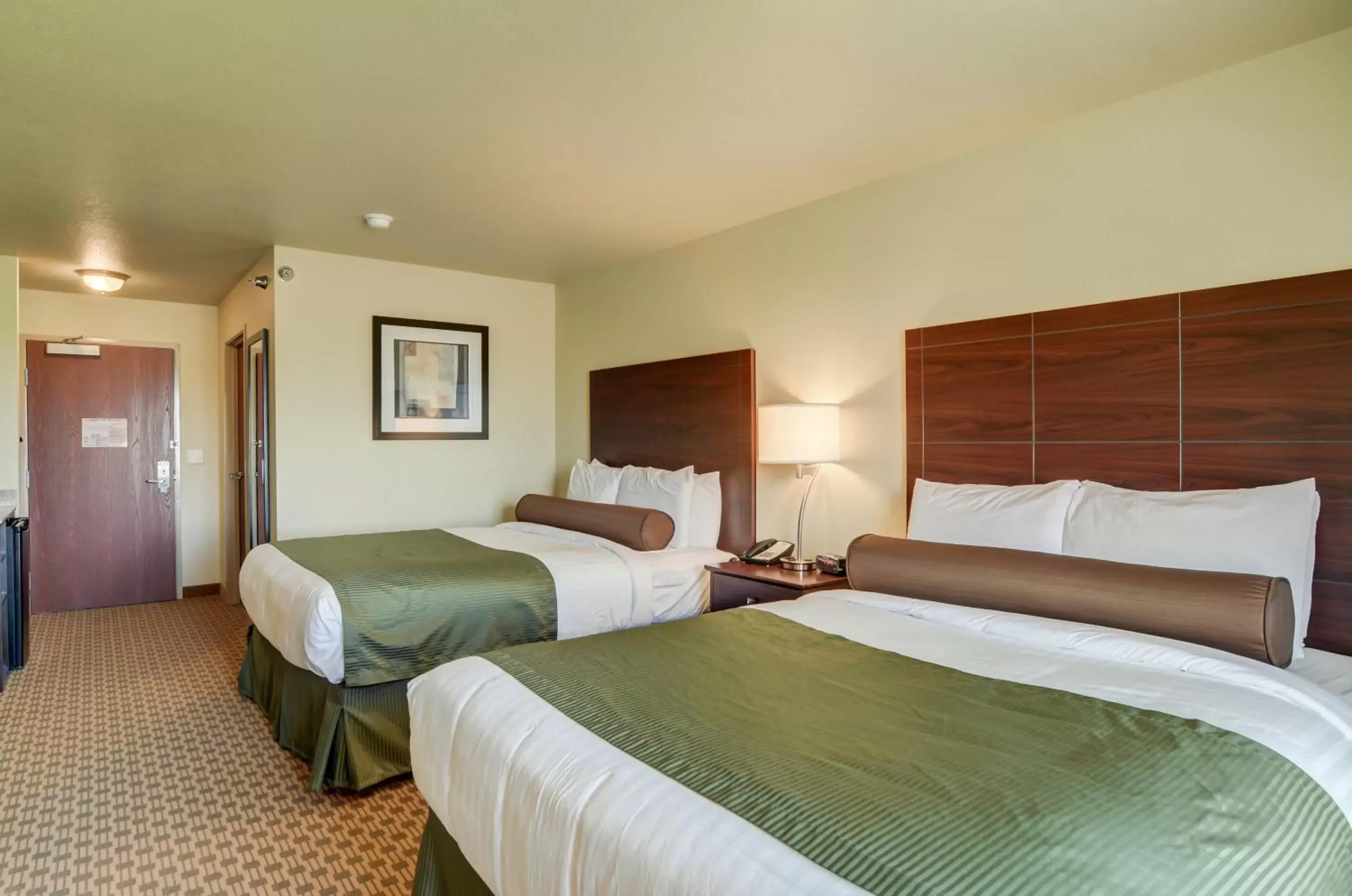 Bed in Cobblestone Inn & Suites-Kersey