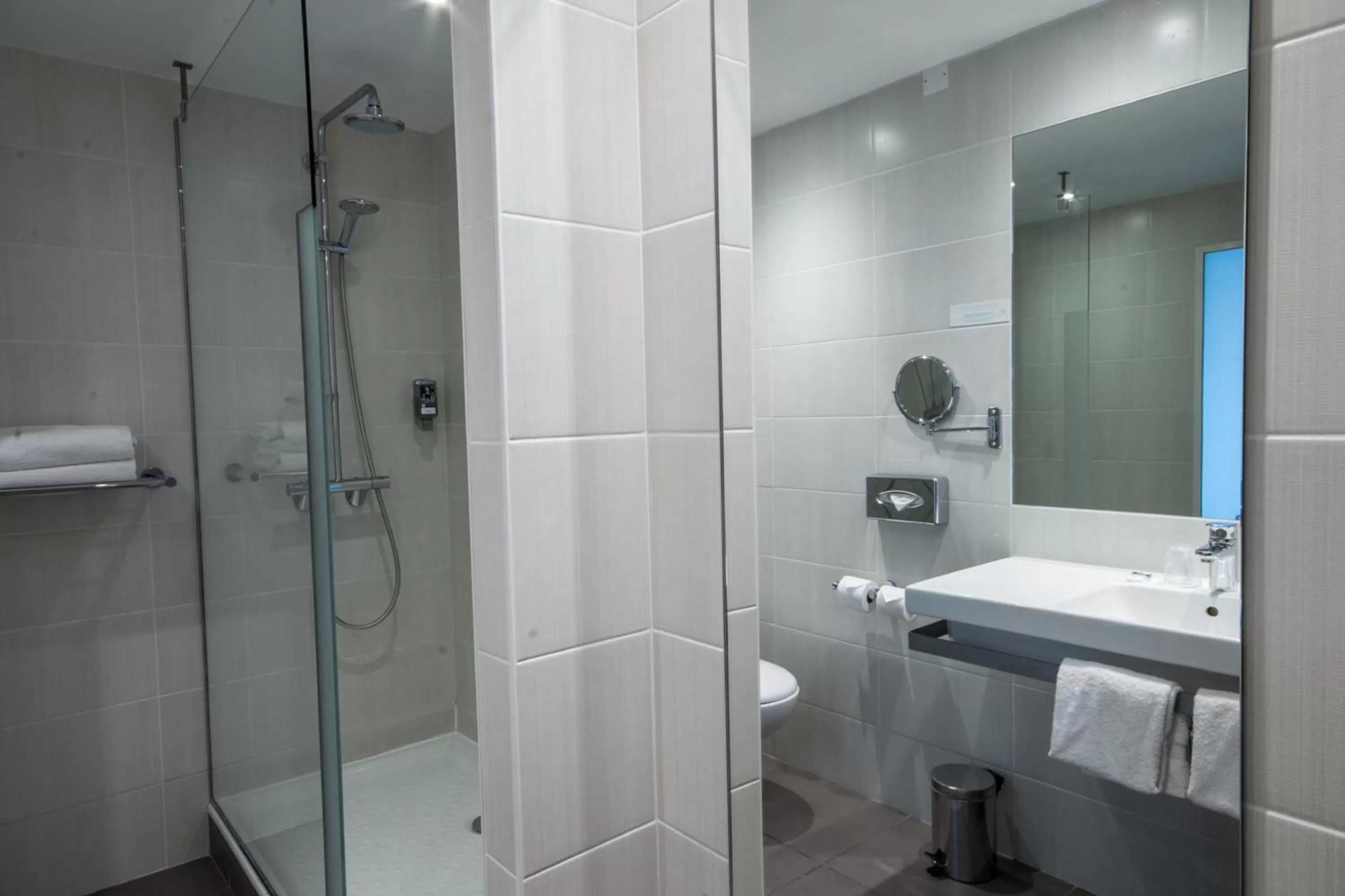 Bathroom in Mercure Dinan Port Le Jerzual