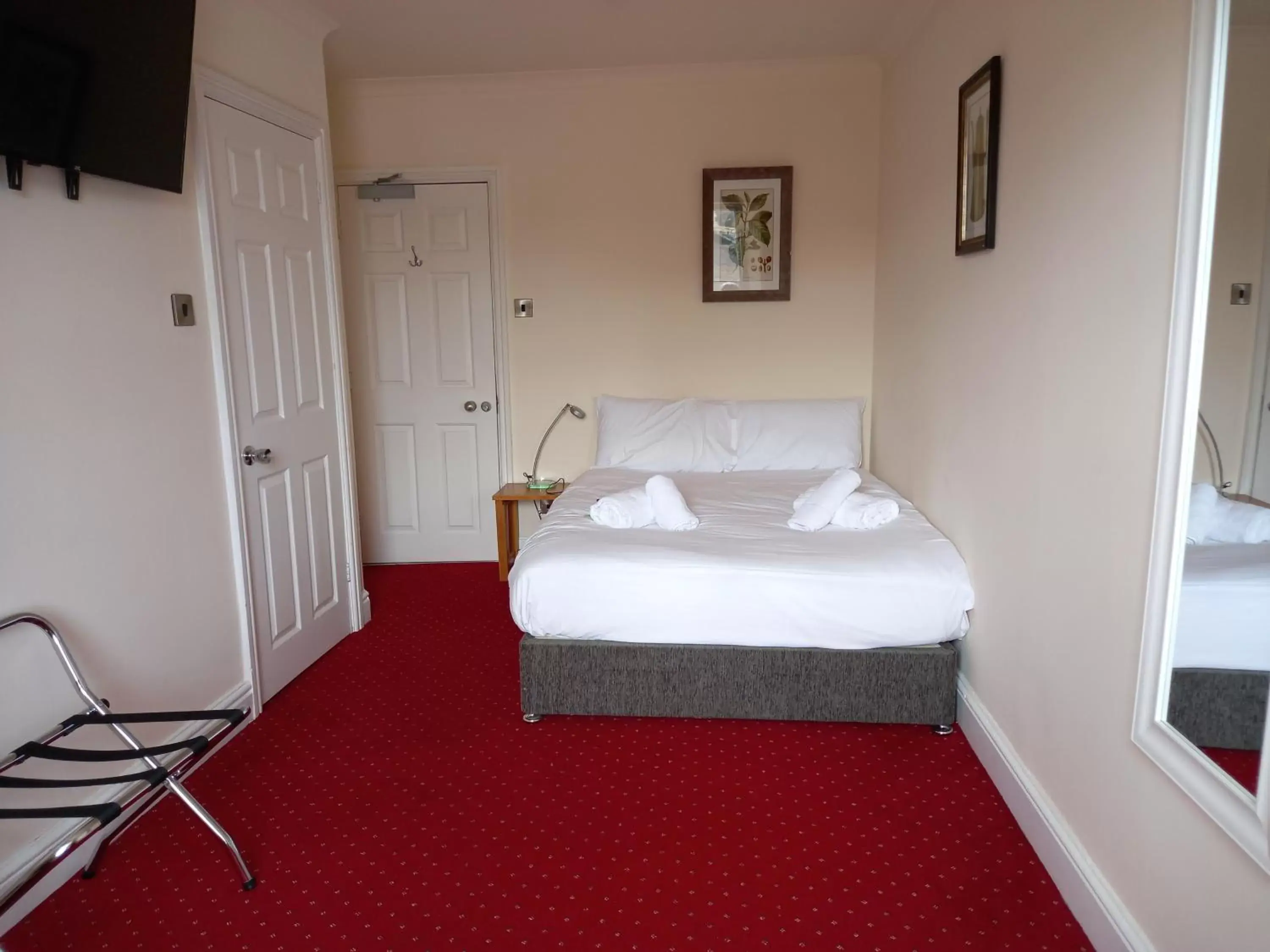 Photo of the whole room, Bed in The Knighton Hotel