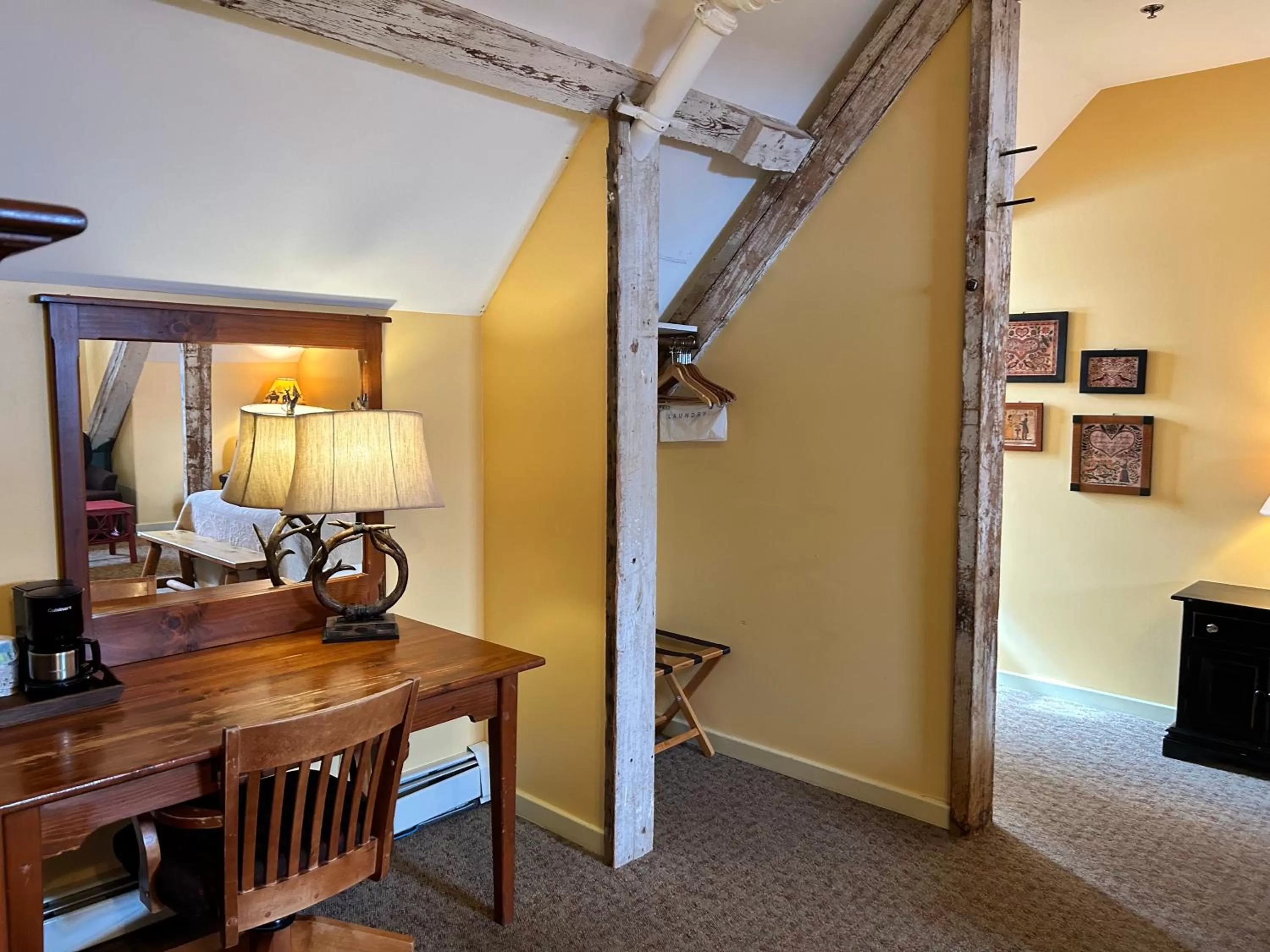 Bedroom in The Common Man Inn, Spa & Lodge