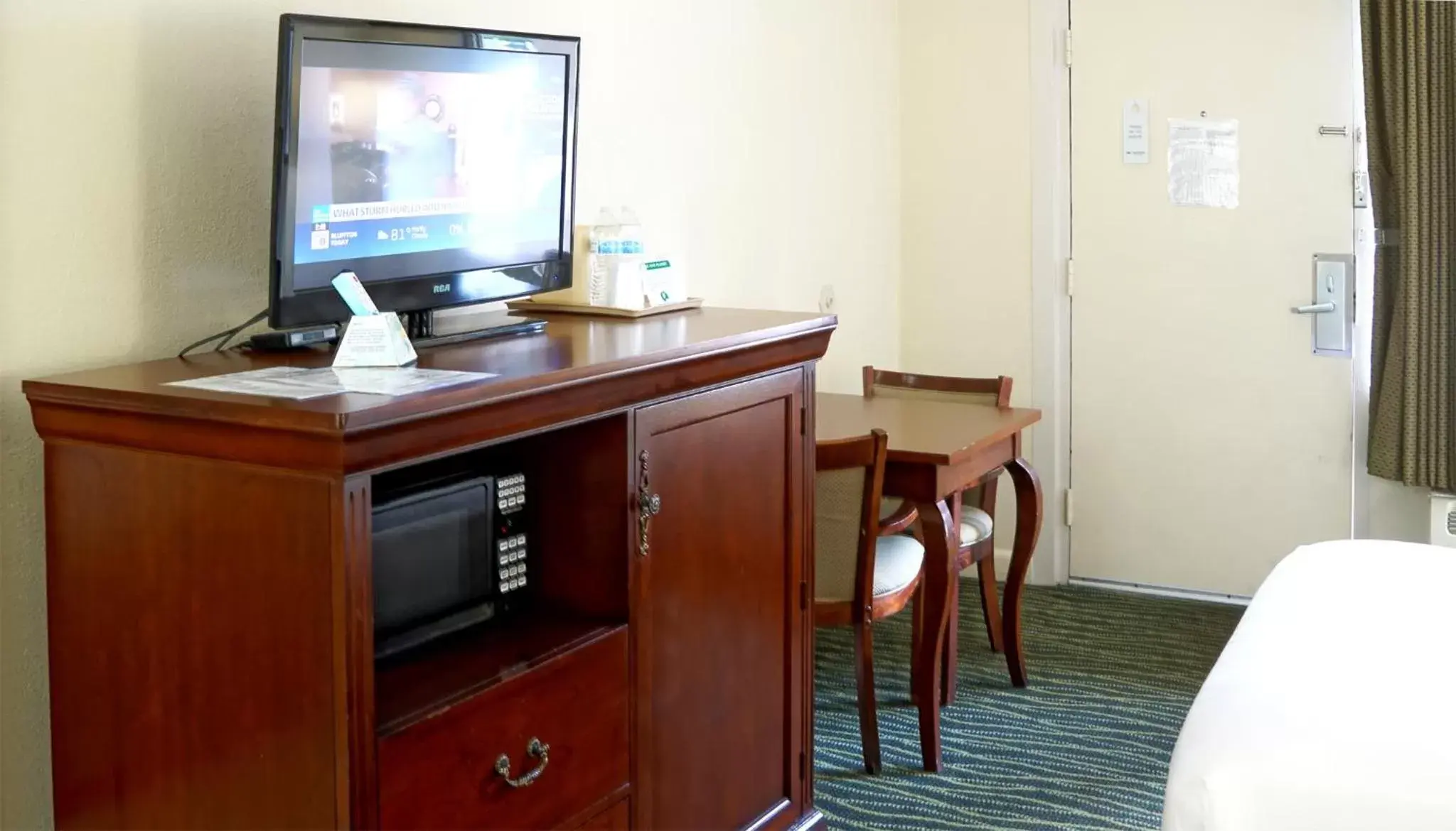 TV and multimedia, TV/Entertainment Center in Best Western Point South