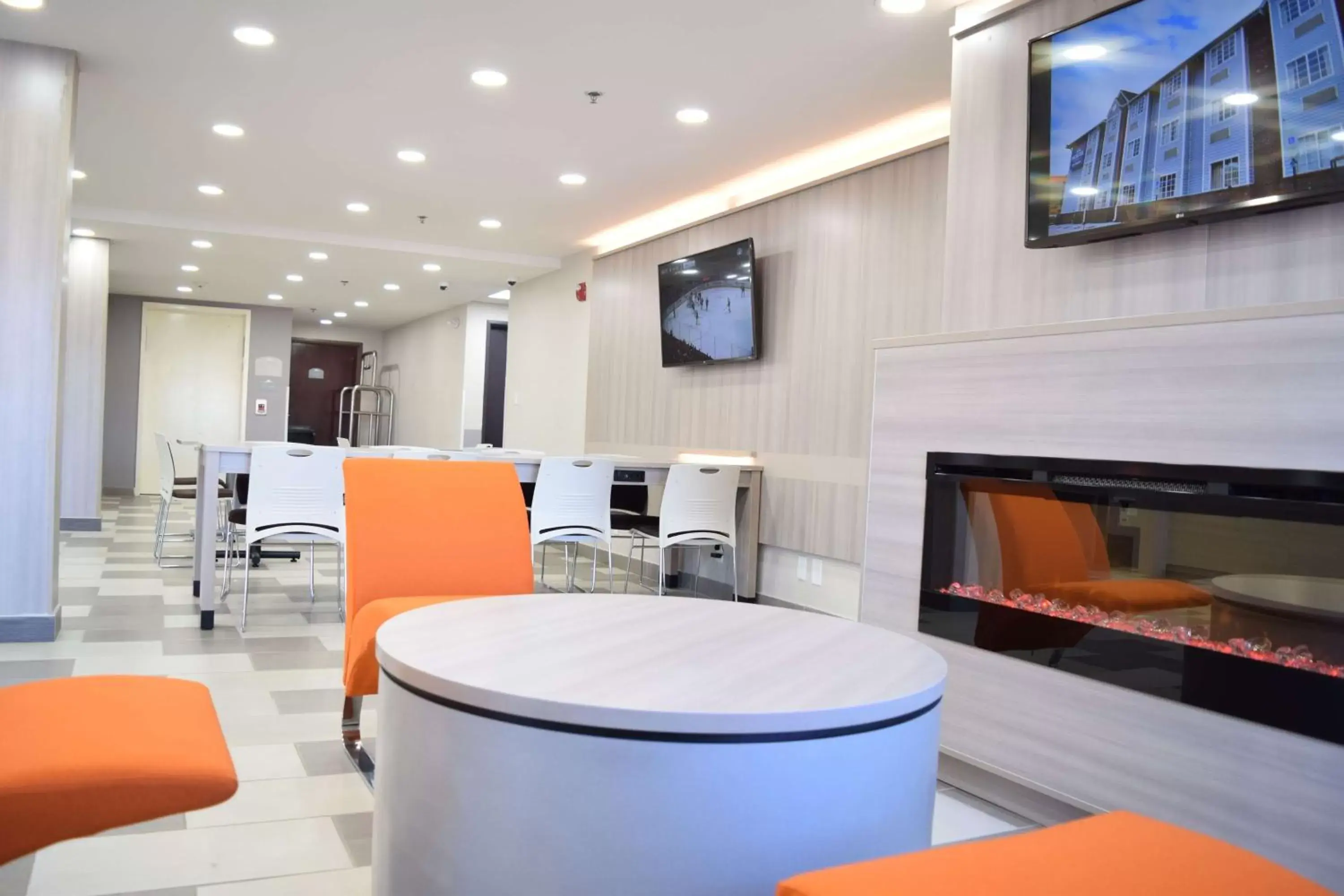 Lobby or reception, TV/Entertainment Center in Microtel Inn & Suites by Wyndham Raleigh