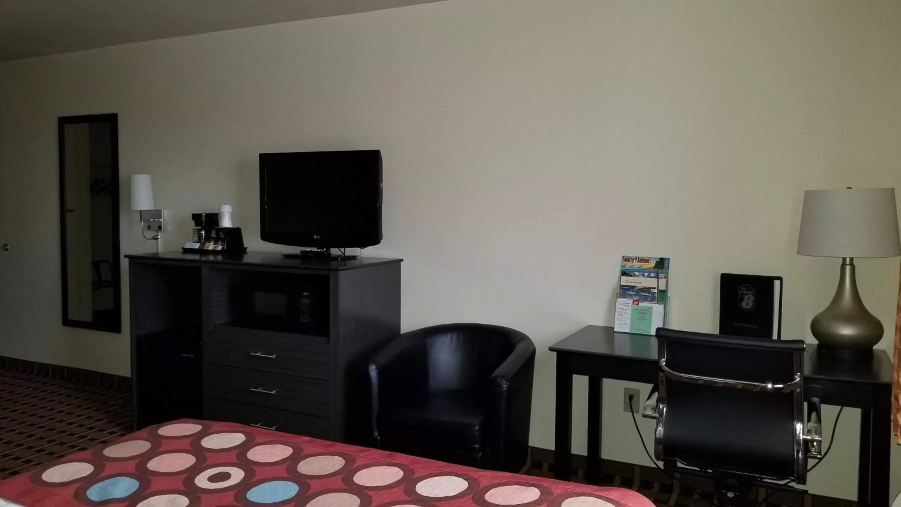 Family, TV/Entertainment Center in Super 8 by Wyndham Ashland