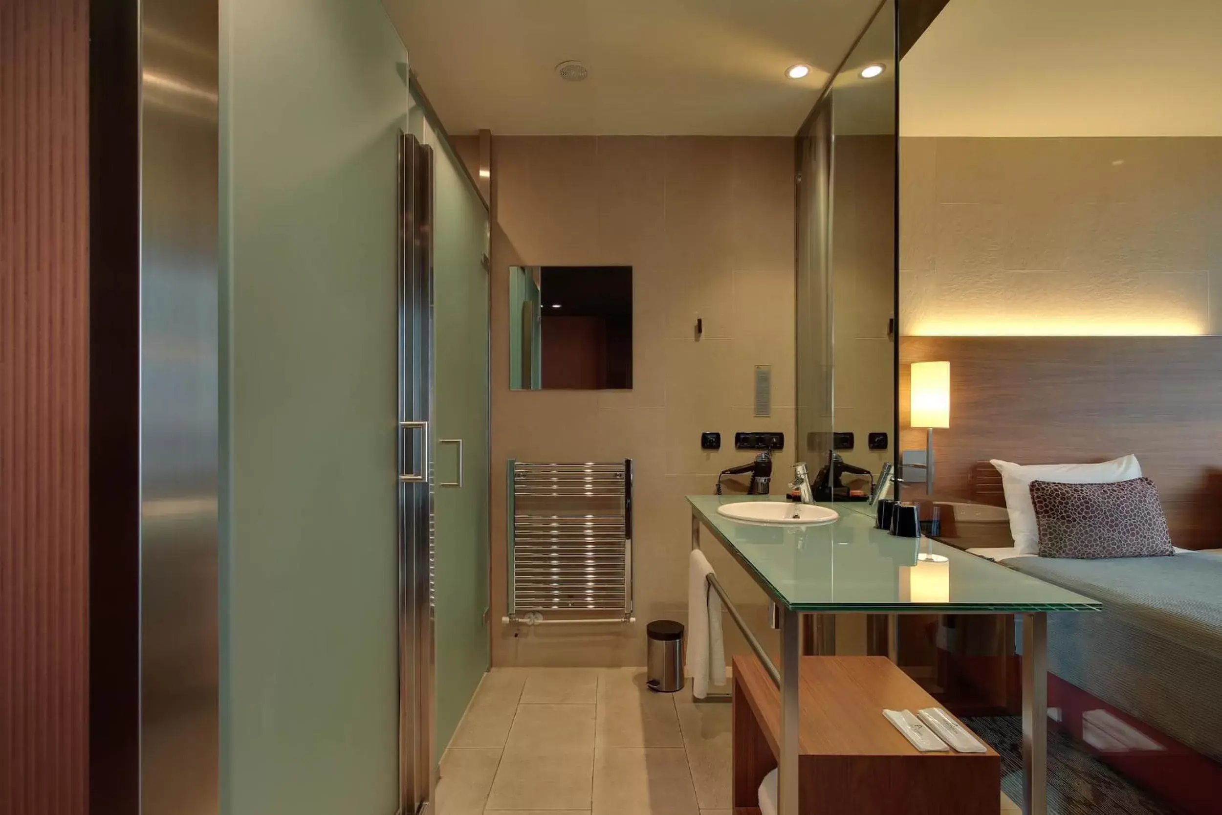 Bathroom, Kitchen/Kitchenette in Hotel Badalona Tower