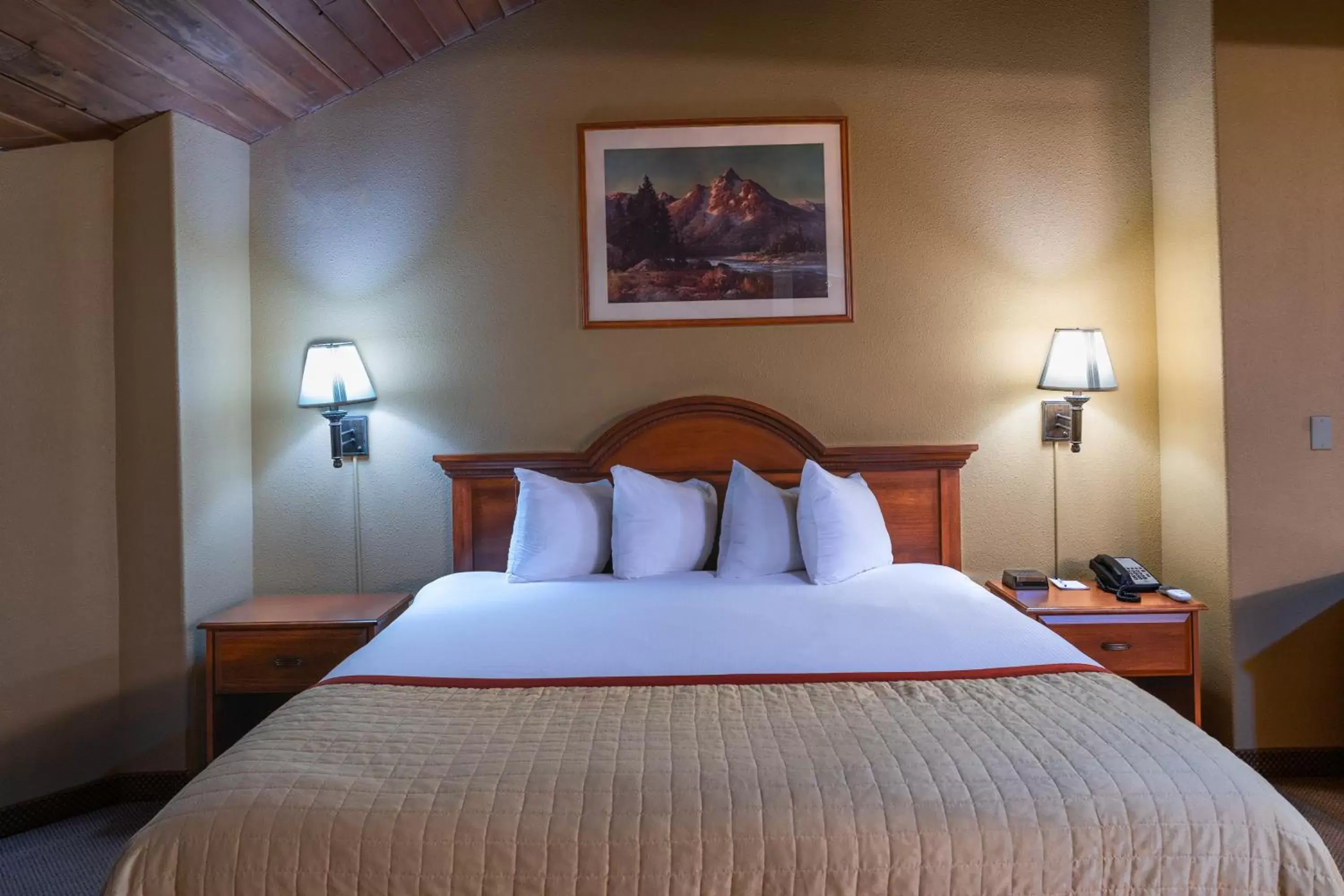 Bed in Pinedale Hotel & Suites