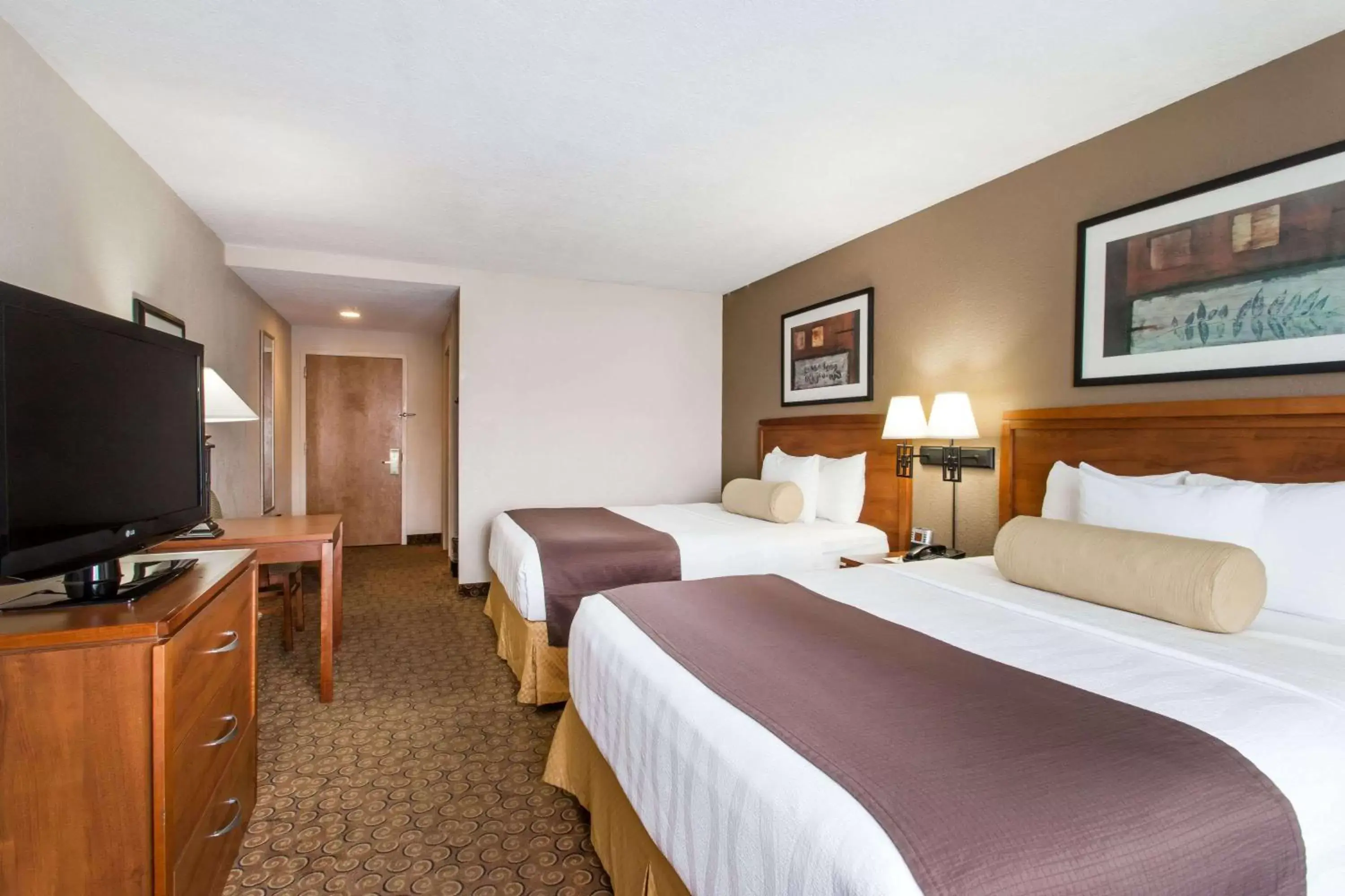 Photo of the whole room, Bed in Days Inn & Suites by Wyndham Fort Pierce I-95