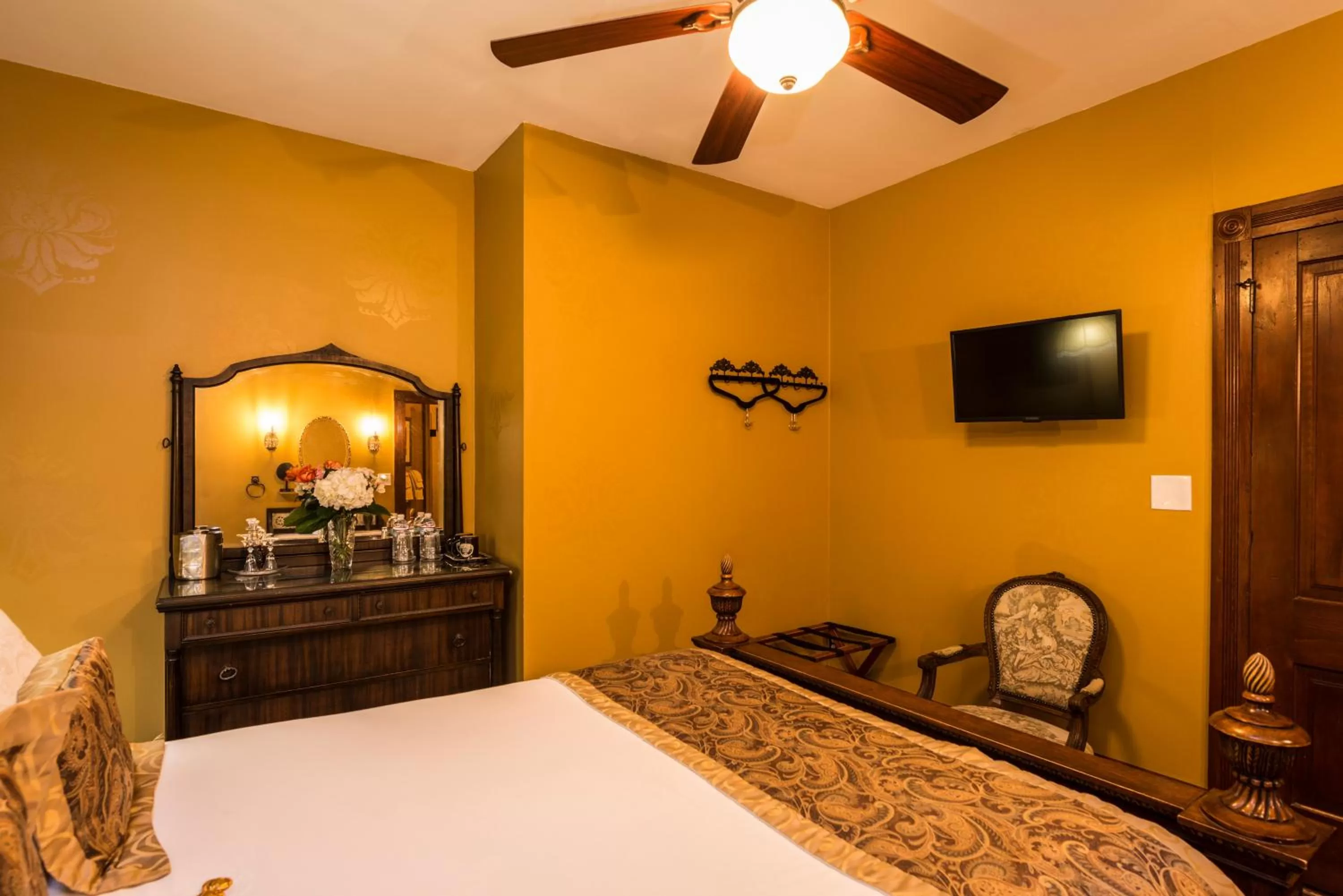 TV and multimedia, Bed in Carriage Way Inn Bed & Breakfast Adults Only - 21 years old and up