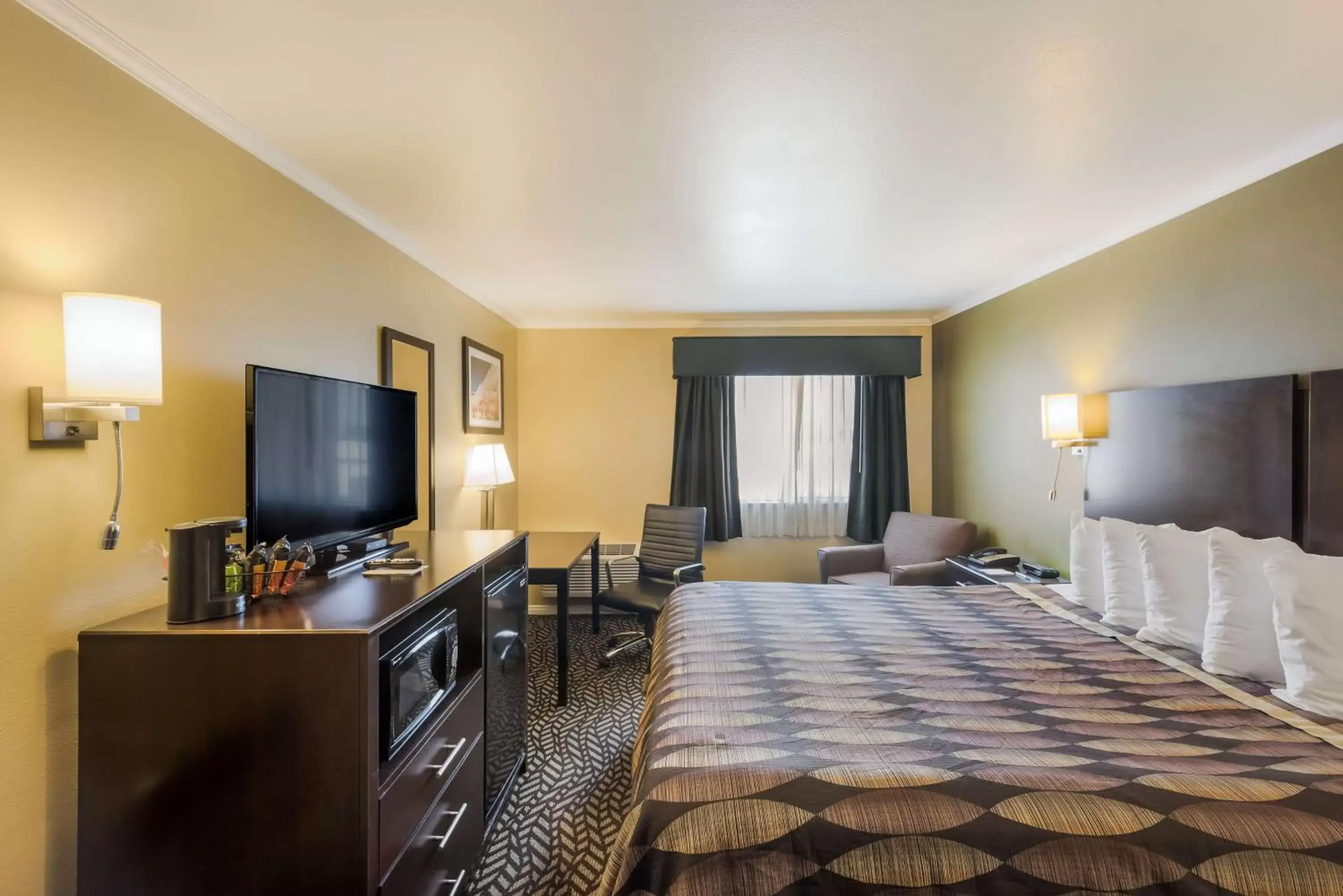 Bedroom, TV/Entertainment Center in Best Western Richfield Inn