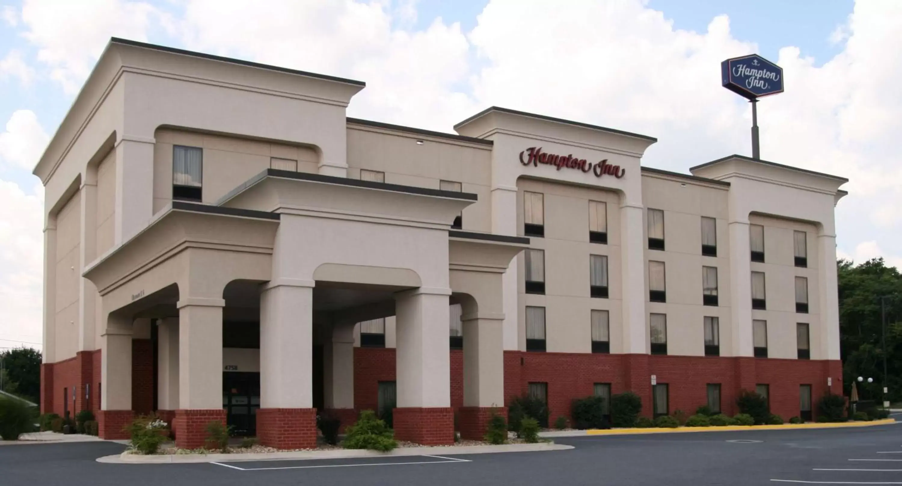 Property building in Hampton Inn Inwood Property building in Hampton Inn Inwood