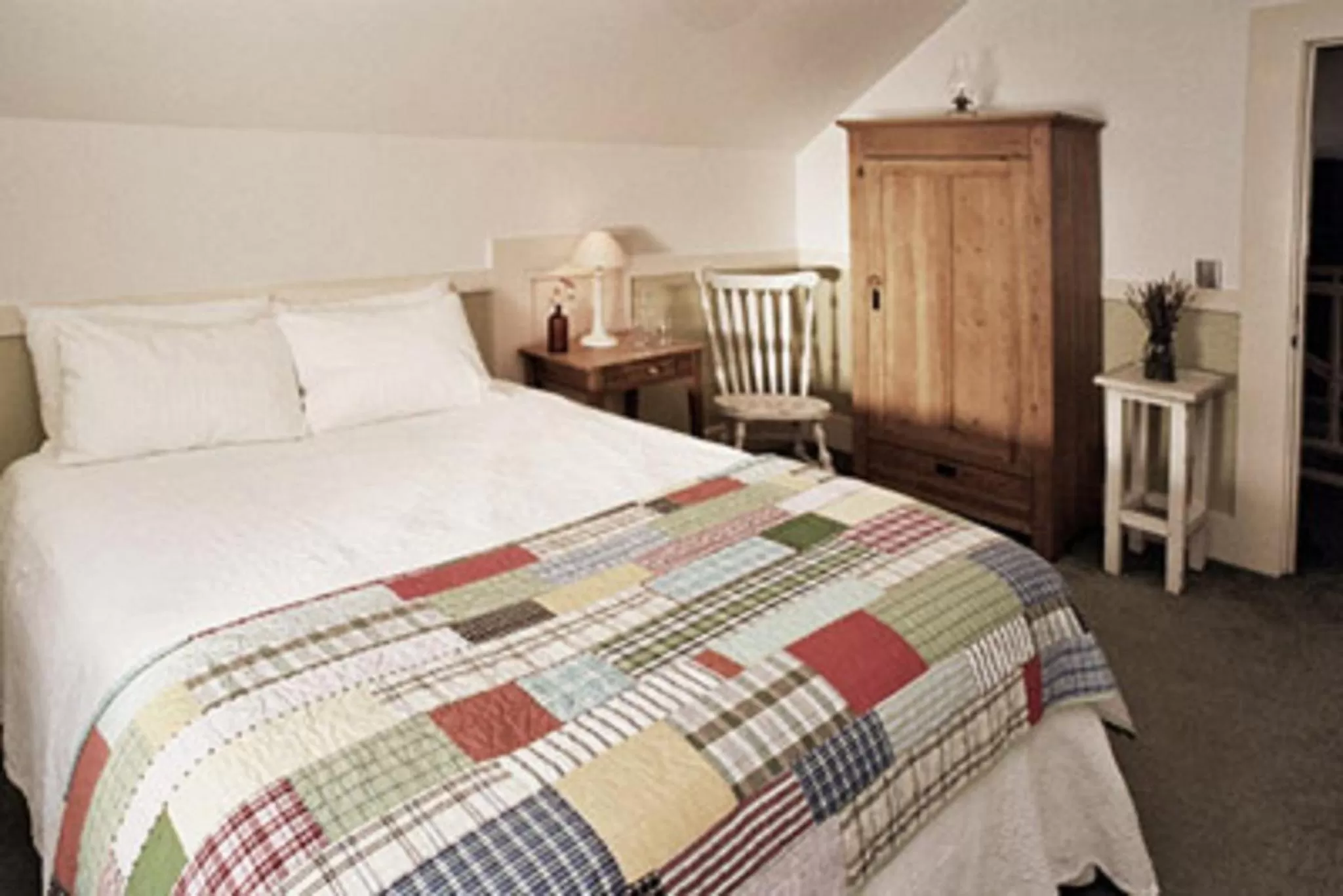 Photo of the whole room, Bed in Valley Ford Hotel