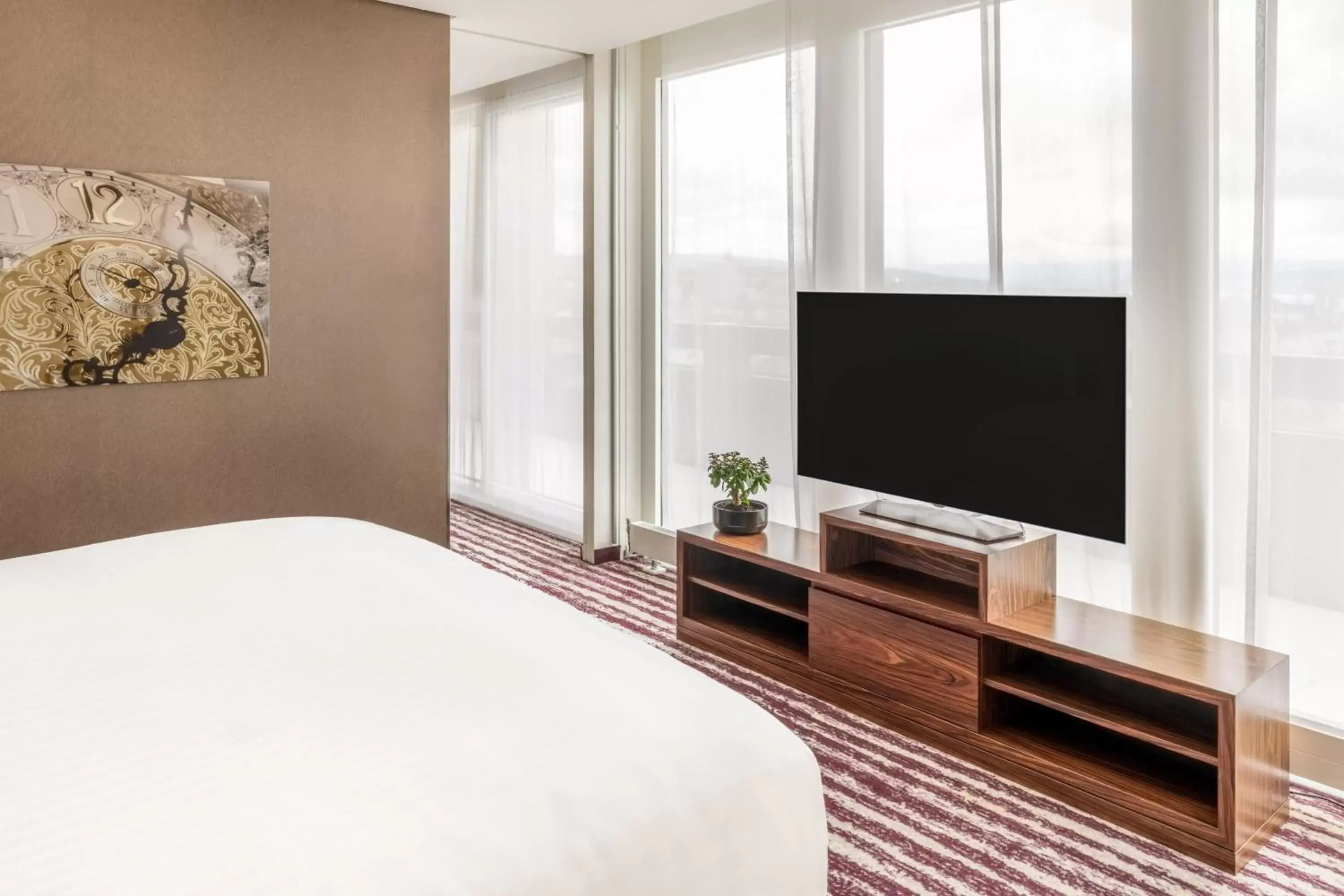 Bedroom, TV/Entertainment Center in Zurich Marriott Hotel