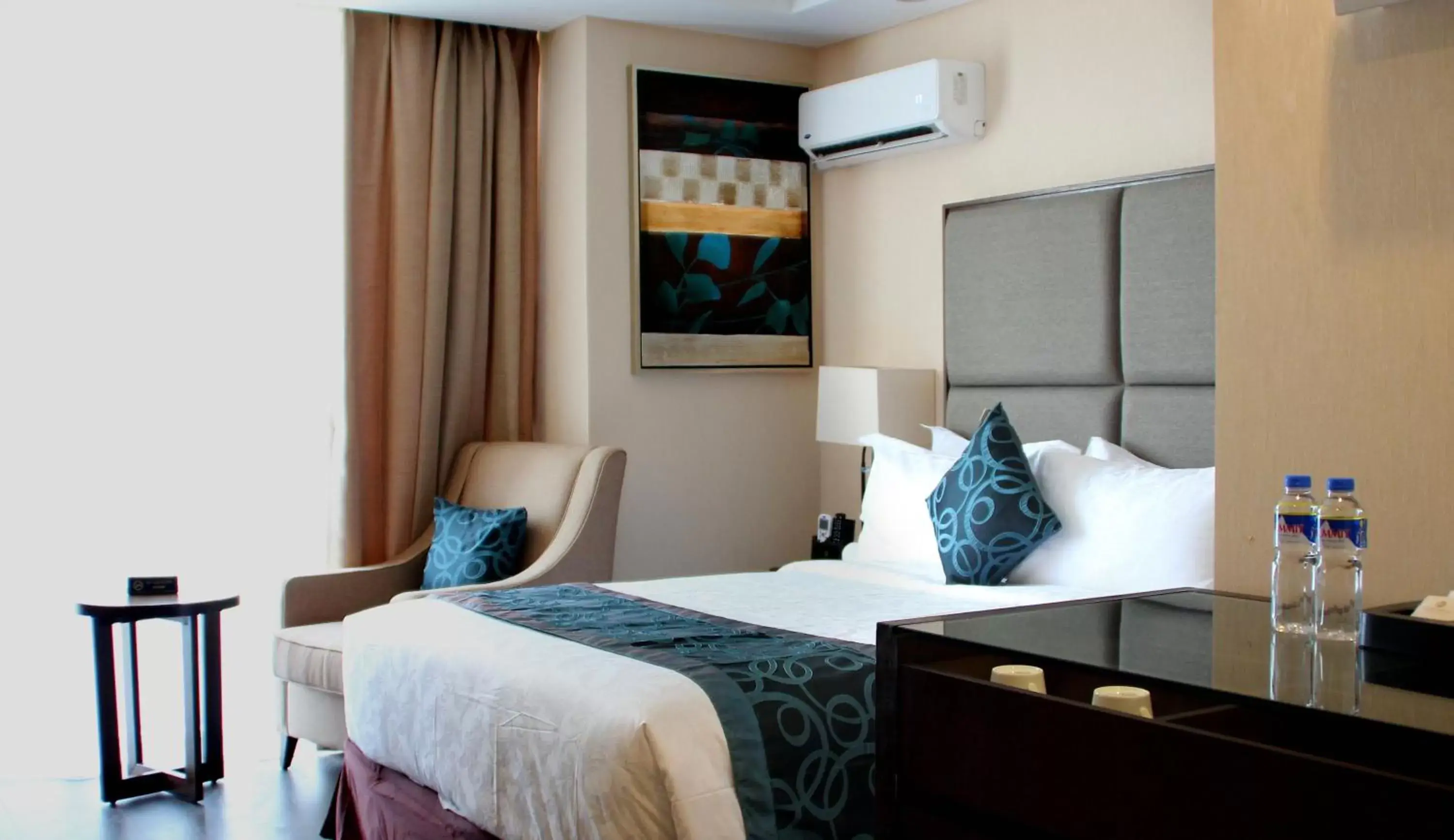 Bedroom, Bed in Golden Phoenix Hotel - Manila