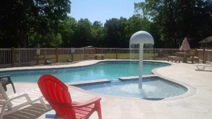 Property building, Swimming Pool in Whispering Creek Lodging & RV Resort