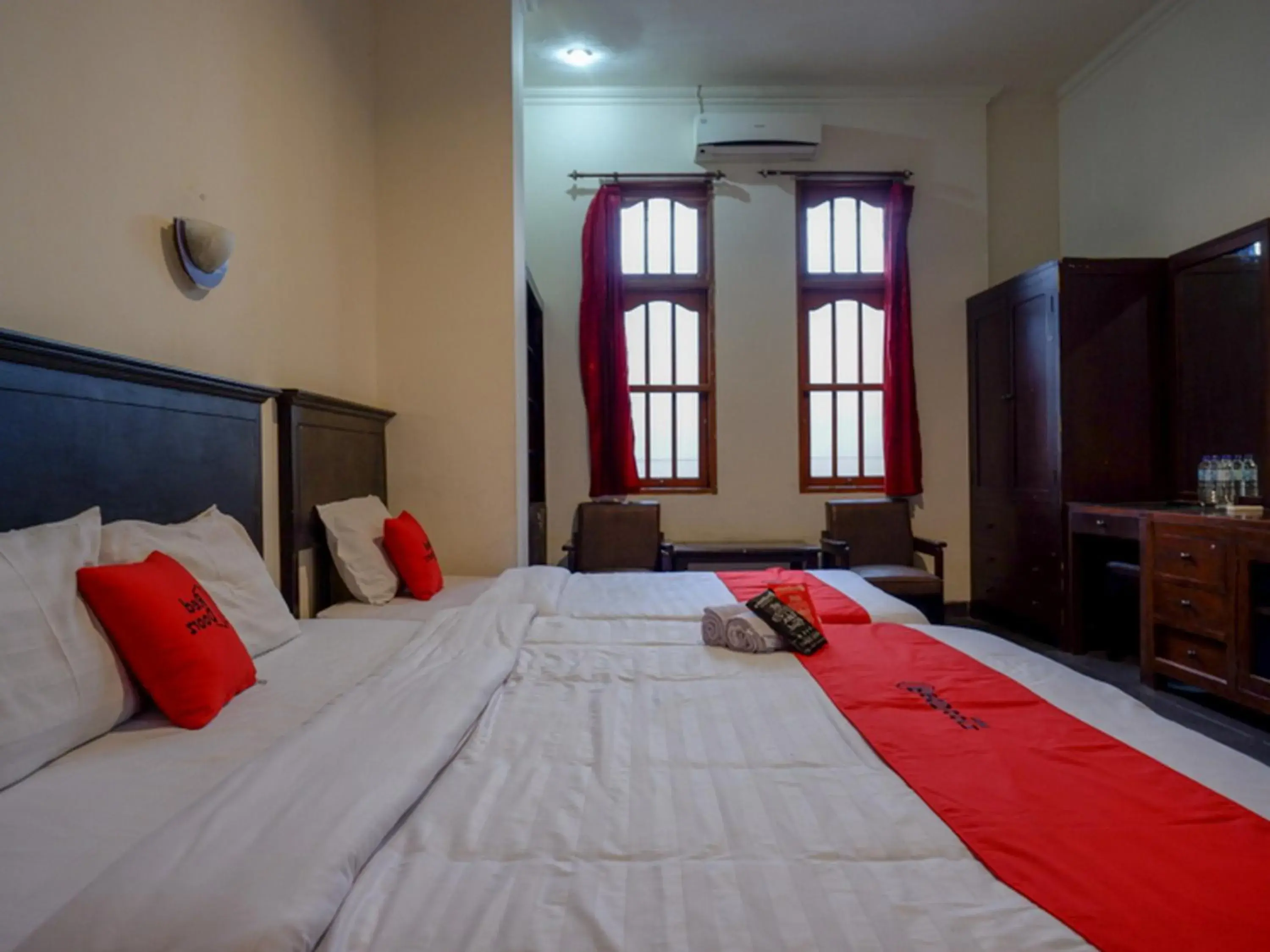 Bed in RedDoorz near Tugu Yogyakarta