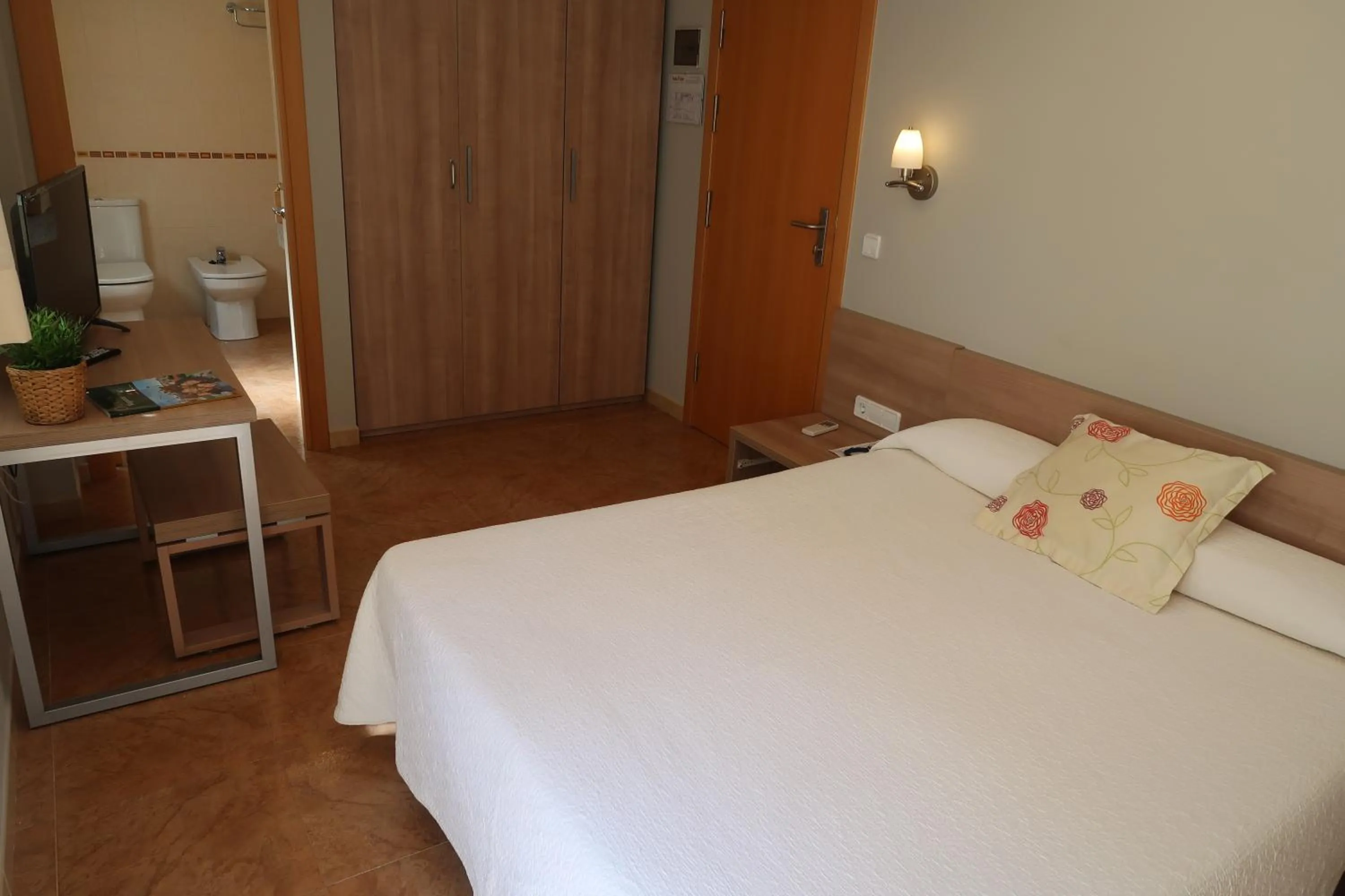 Photo of the whole room, Bed in El Camí Hotel