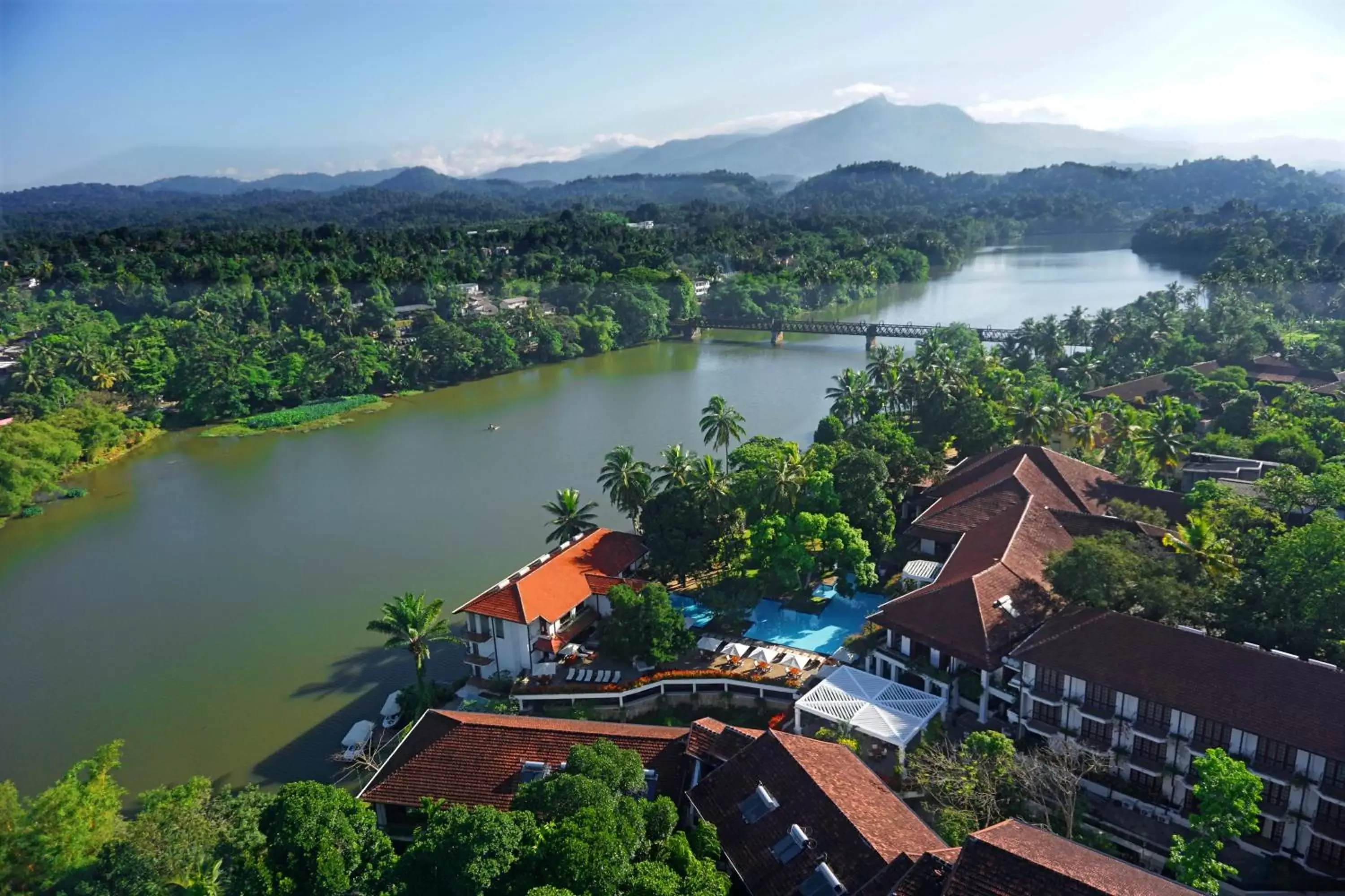 Facade/entrance, Bird's-eye View in Mahaweli Reach Hotel