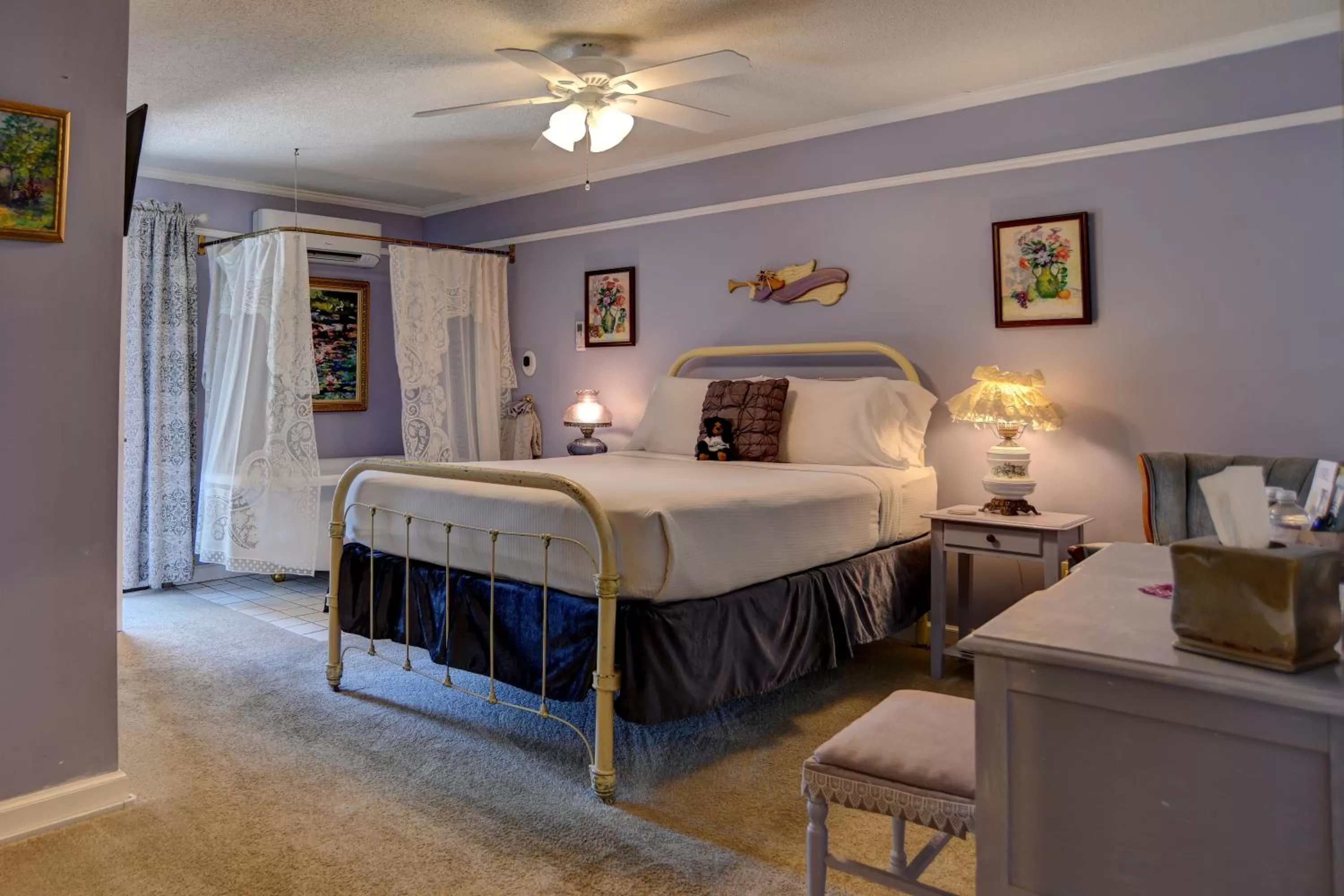 Queen Room with Spa Bath in Blue Mountain Mist Country Inn