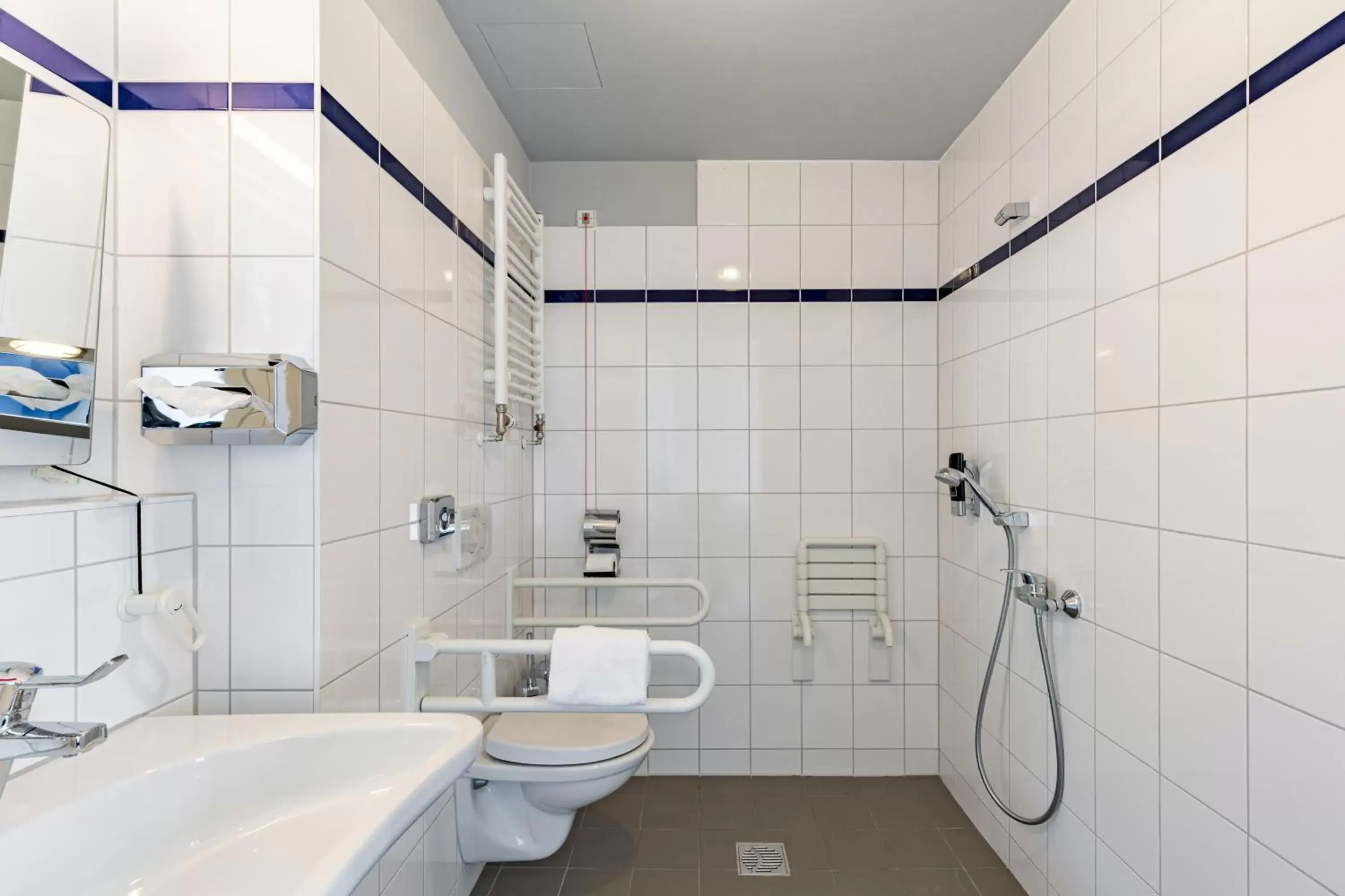 Bathroom in a&o Aachen Hauptbahnhof