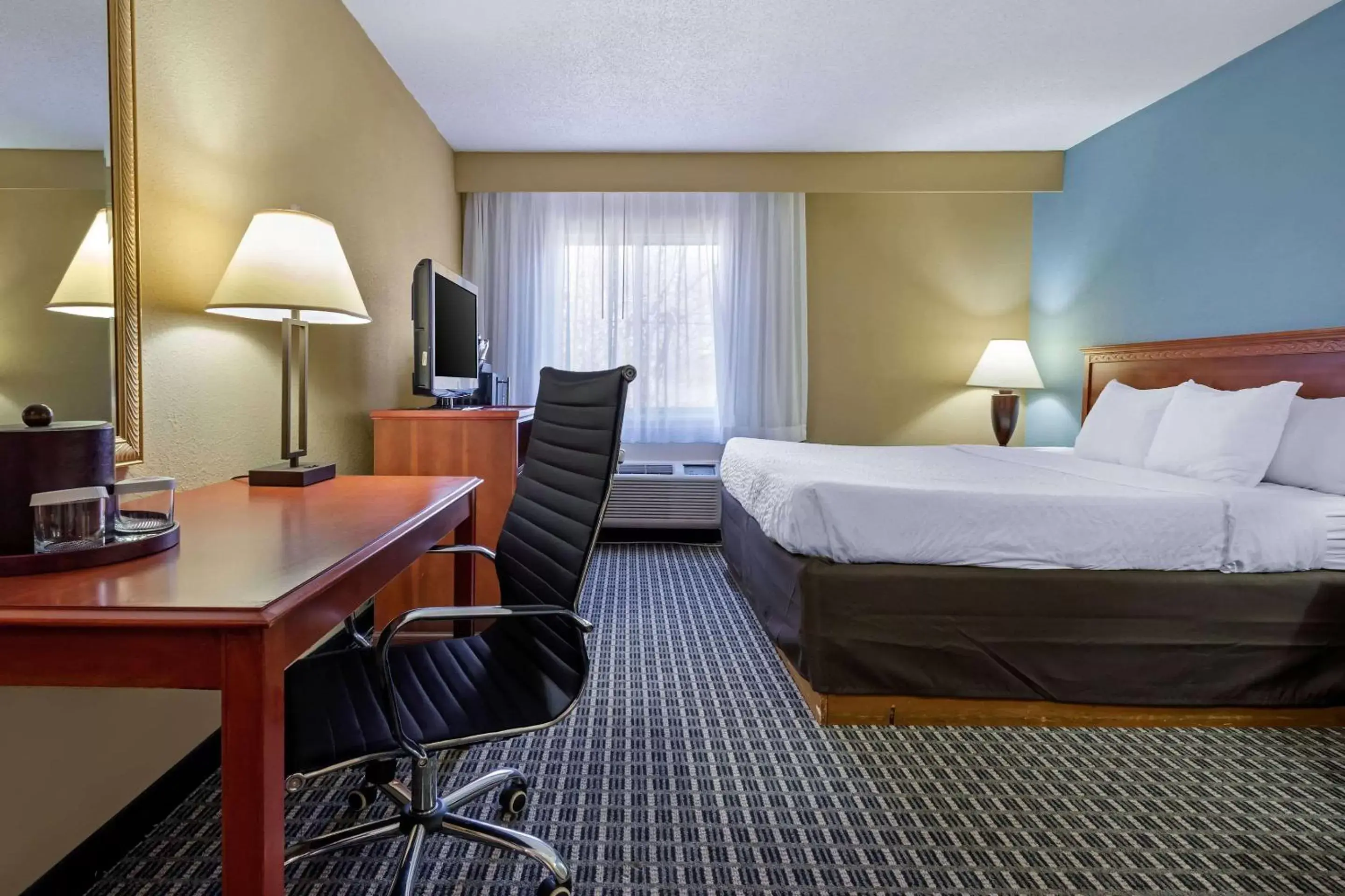 Photo of the whole room, Bed in Clarion Hotel Lexington