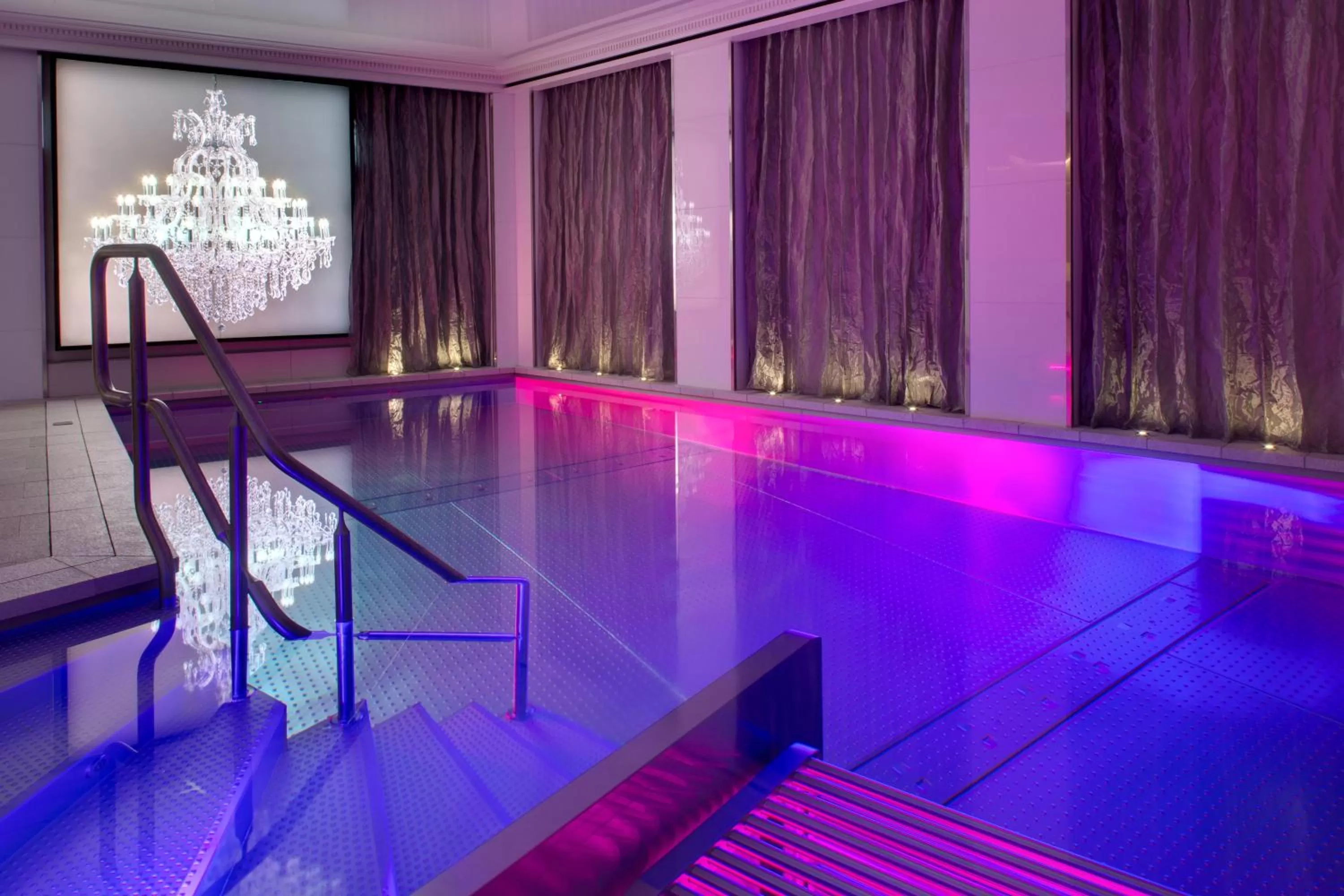 Swimming pool in La Villa Haussmann