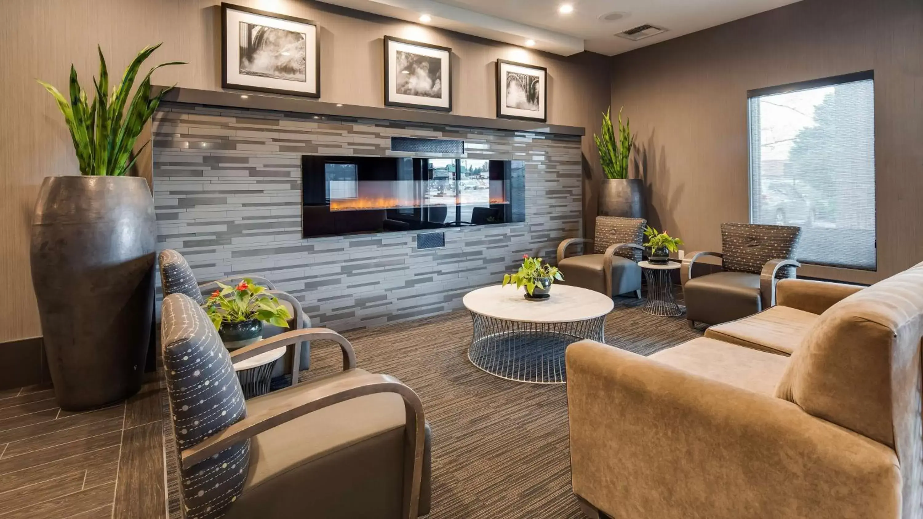 Lobby or reception, Lounge/Bar in Best Western Plus Spokane North