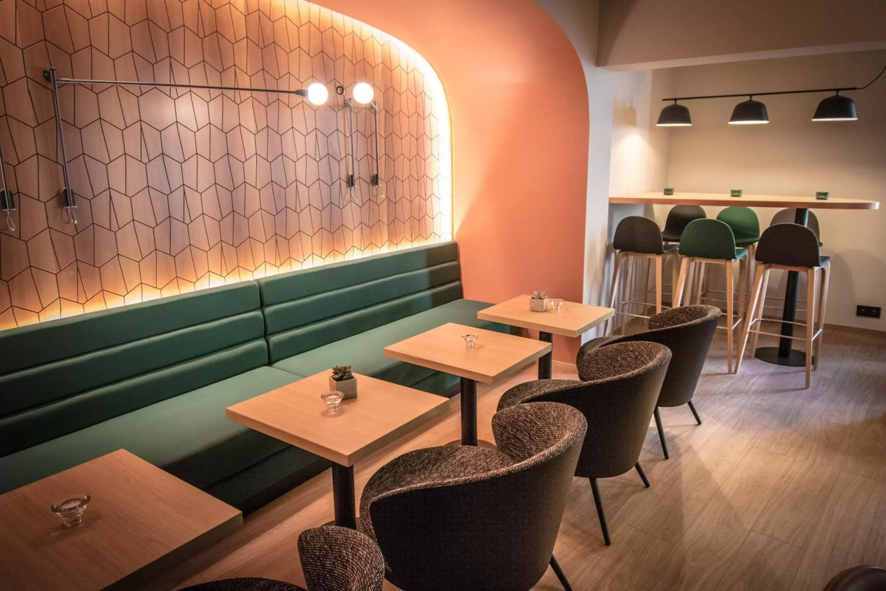 Lounge or bar in Hôtel Le Rohan, centre Cathédrale Lounge or bar in Hôtel Le Rohan, centre Cathédrale