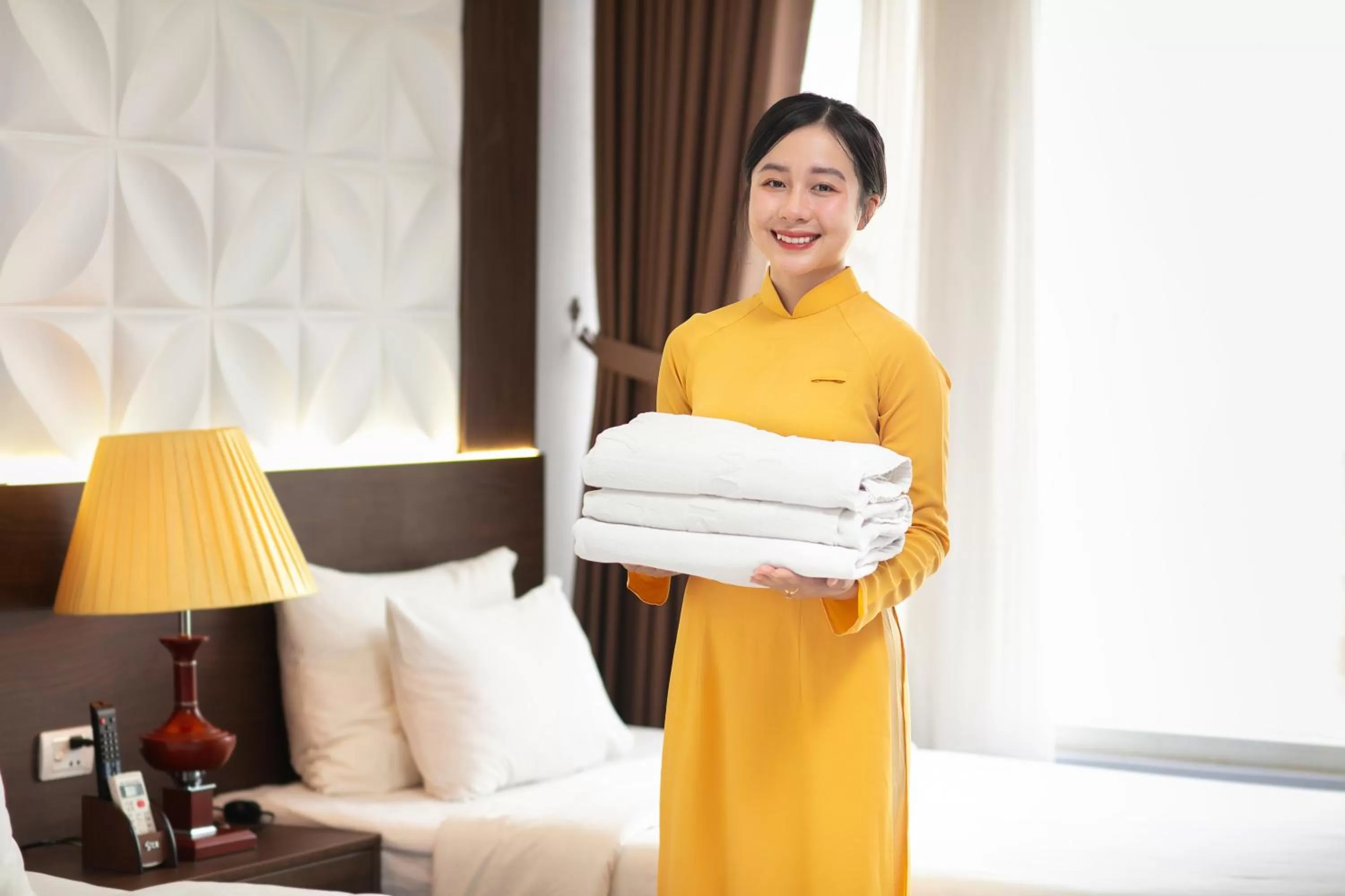 Staff, Bed in Hanoi Diamond King Hotel & Travel