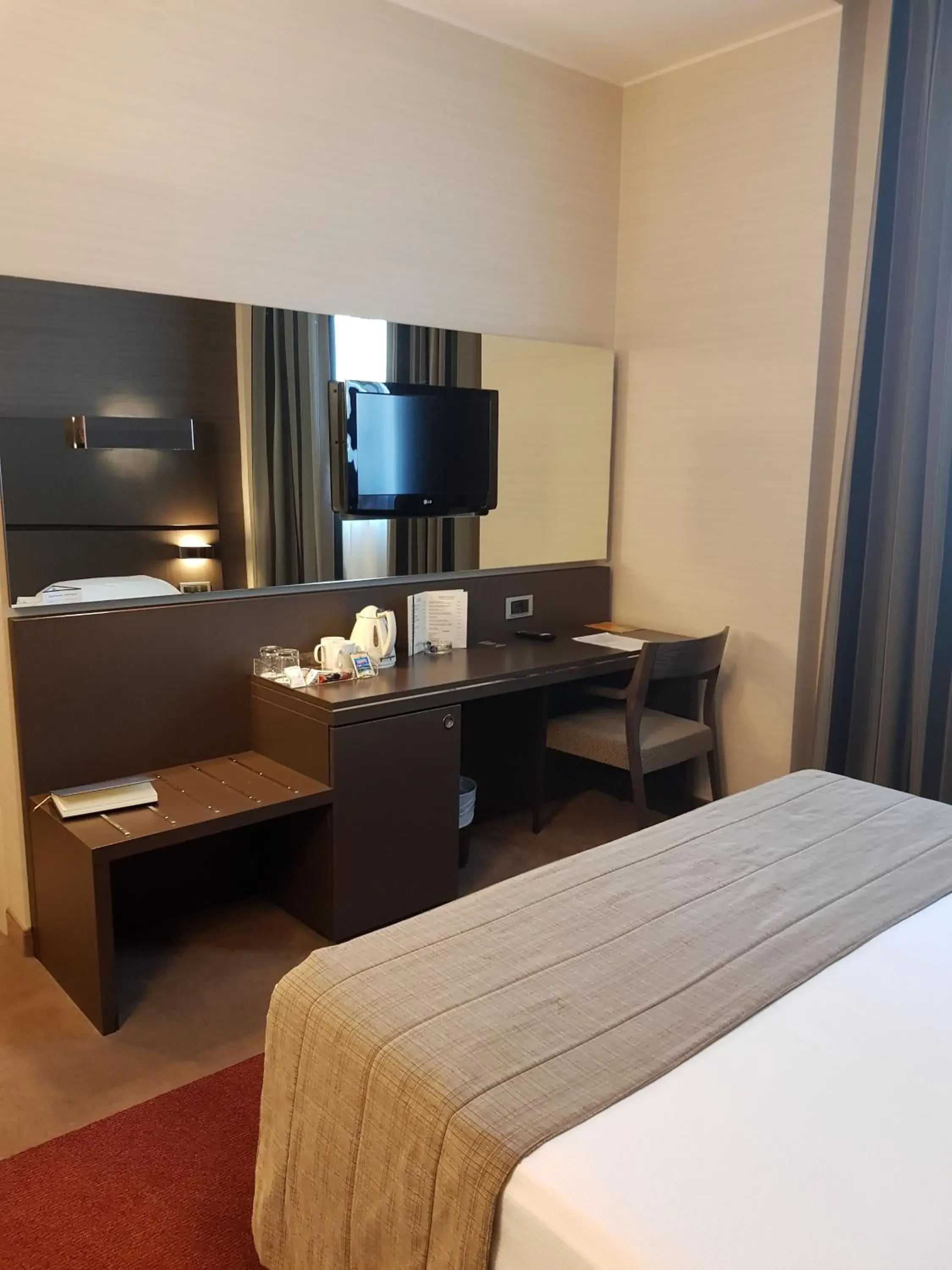 Bed, TV/Entertainment Center in Best Western Premier Hotel Monza E Brianza Palace