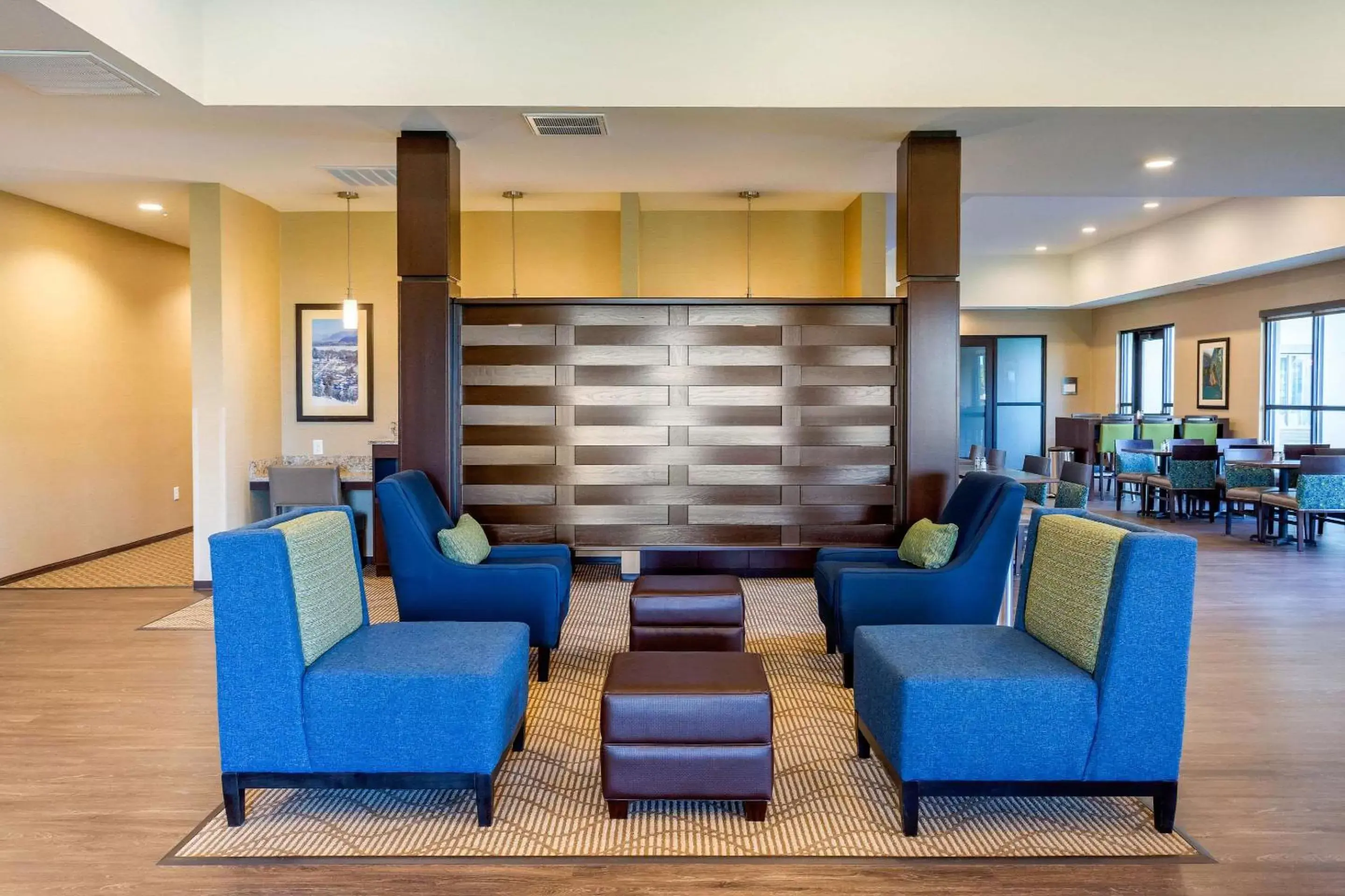 Lobby or reception, Seating Area in Comfort Suites Burlington near I-5