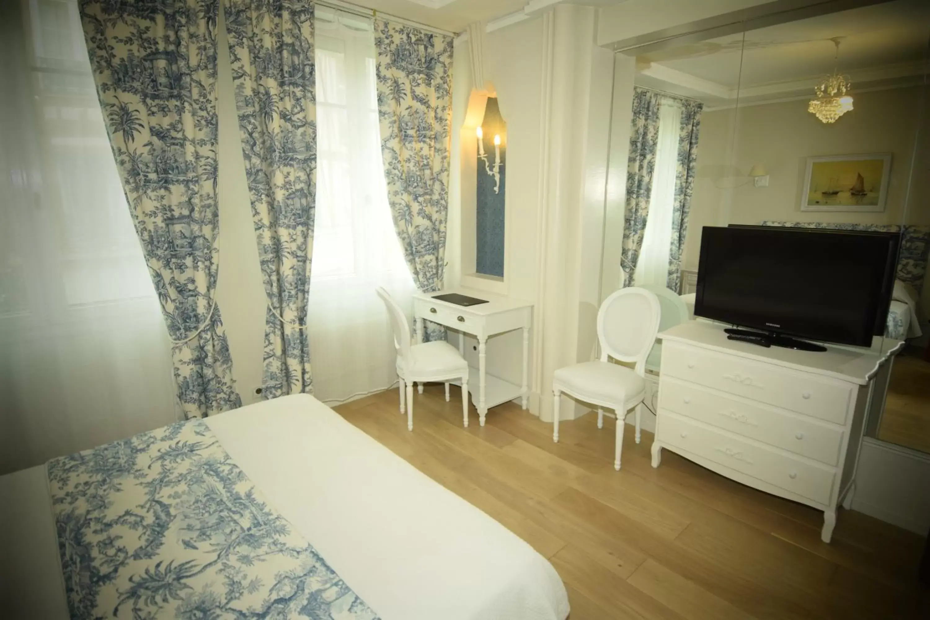 Photo of the whole room, TV/Entertainment Center in Hotel Dandy Rouen centre