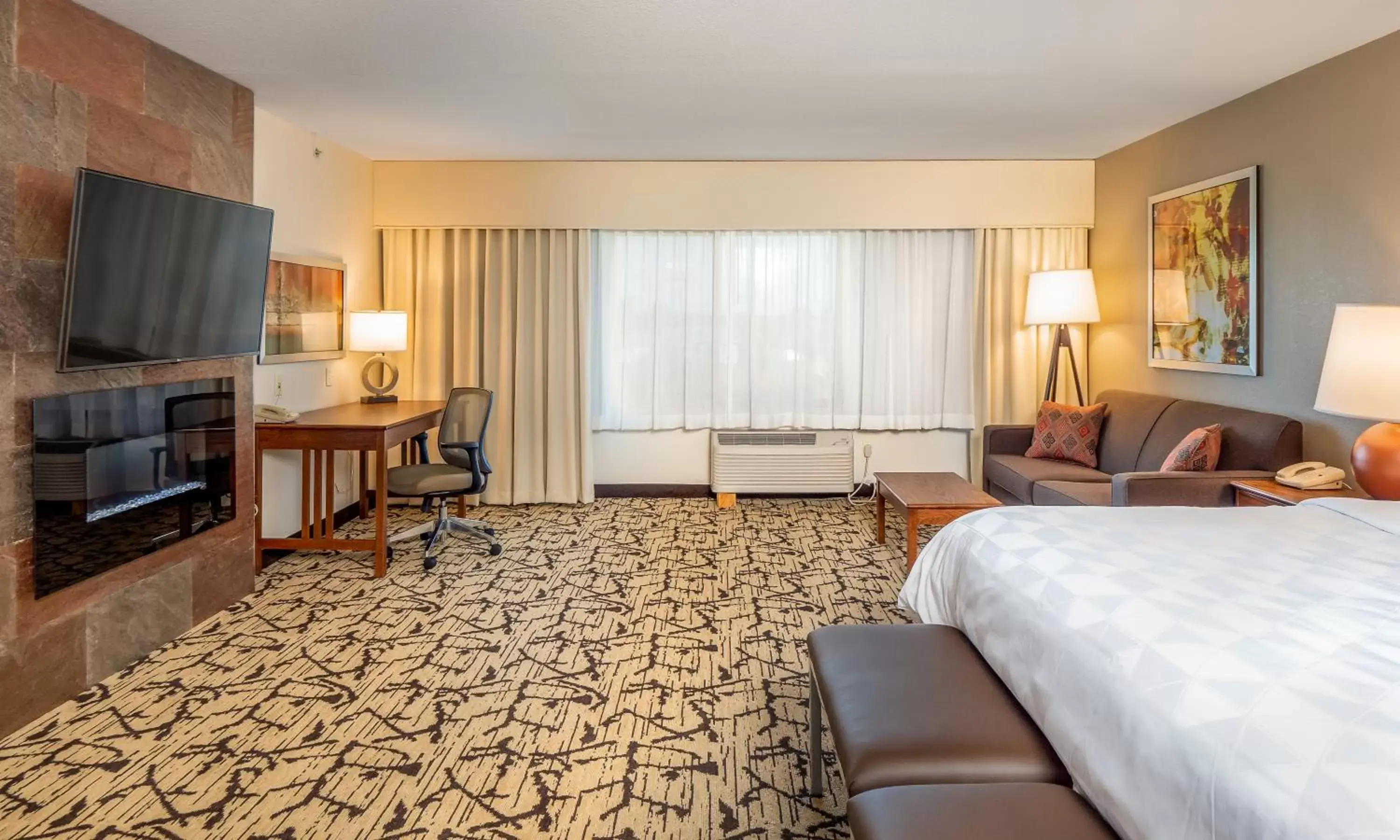 Bedroom, TV/Entertainment Center in Holiday Inn Stevens Point - Convention Center, an IHG Hotel