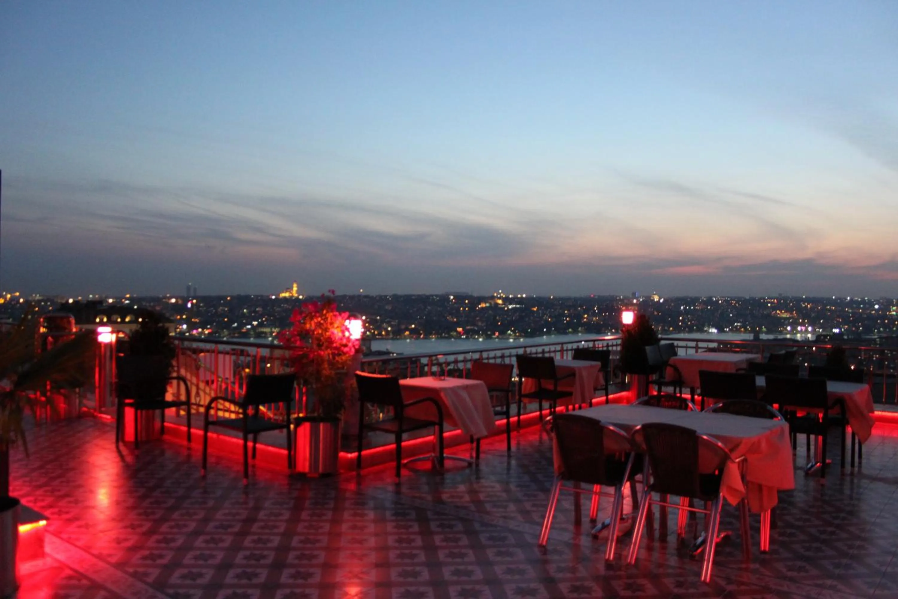 Restaurant/places to eat in Grand Hotel de Londres