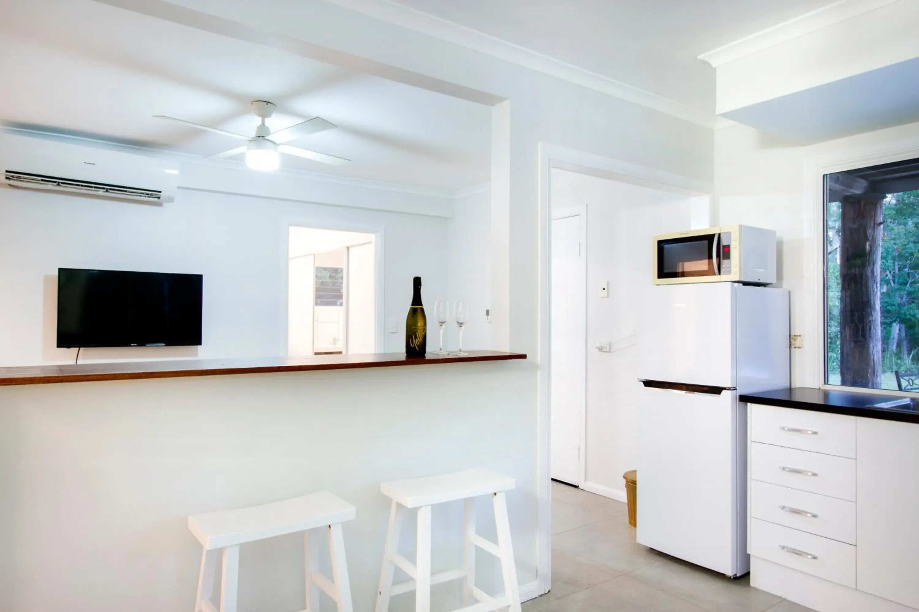 minibar, TV/Entertainment Center in Airlie Beach Eco Cabins - Adults Only