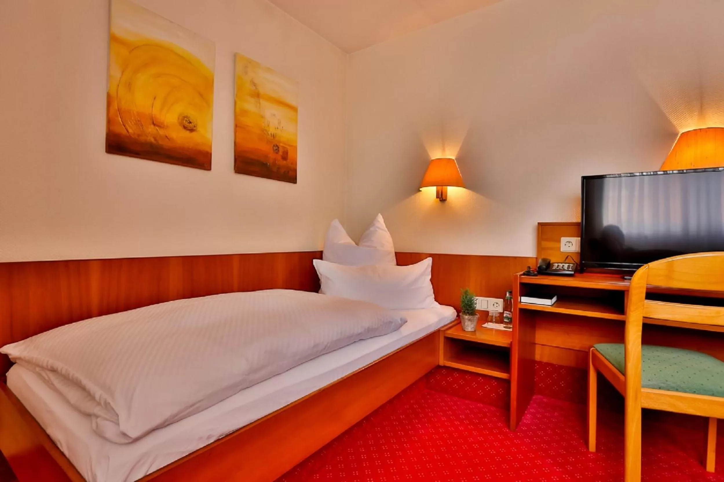 Photo of the whole room, Bed in Mayers Waldhorn - zwischen Reutlingen und Tübingen