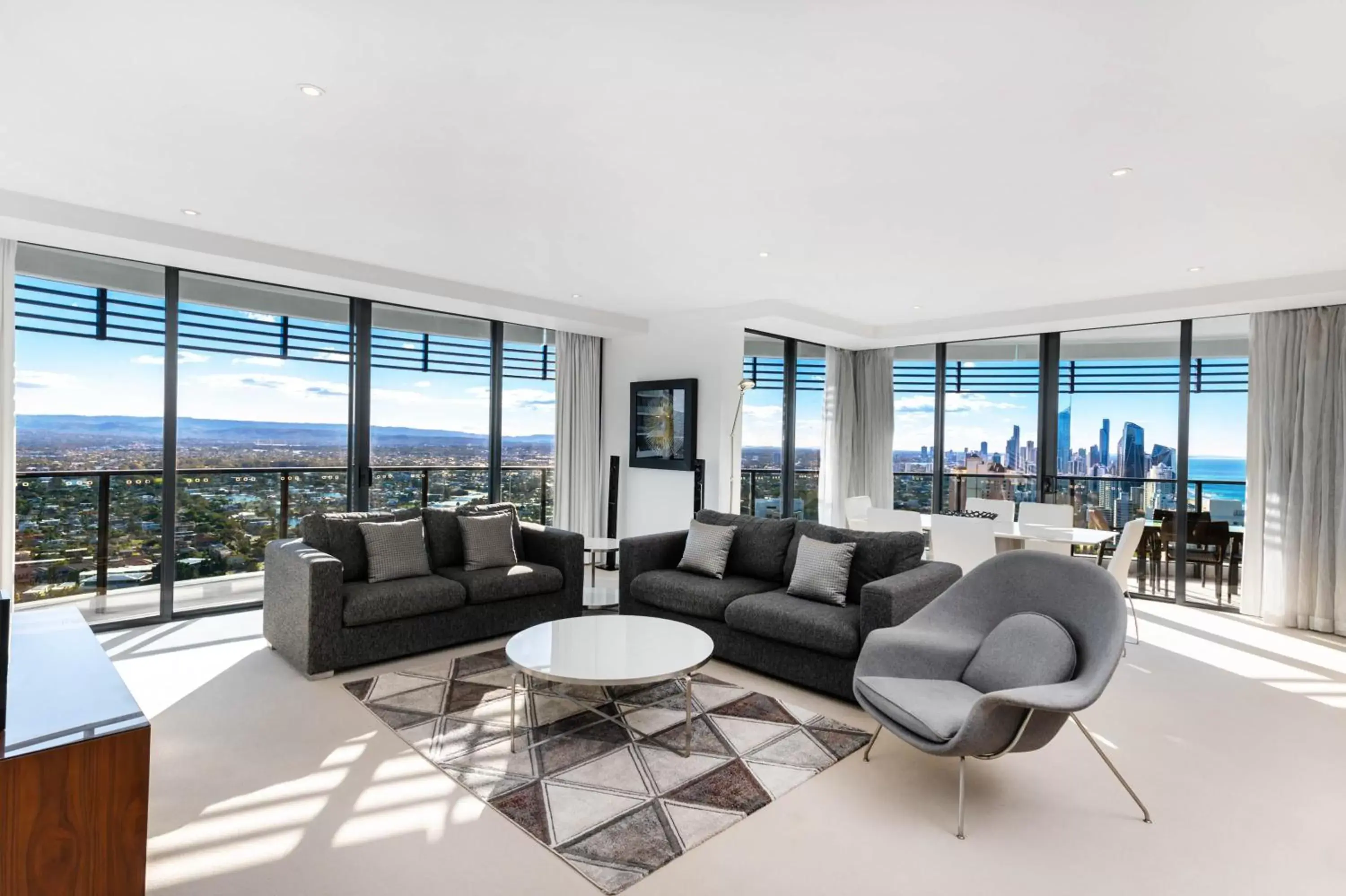 Living room, Seating Area in Peppers Broadbeach