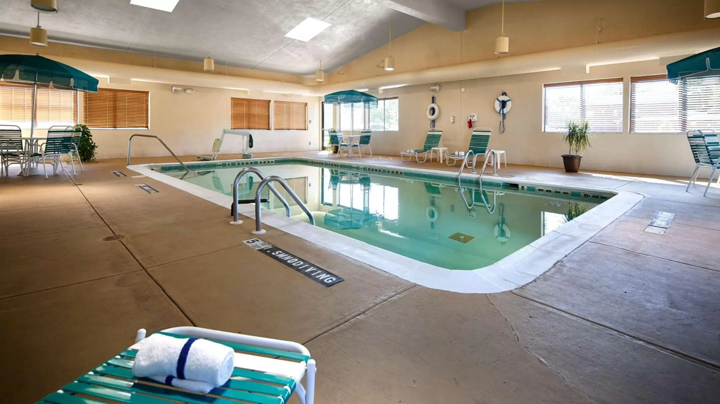 On site, Swimming Pool in Best Western Maple City Inn