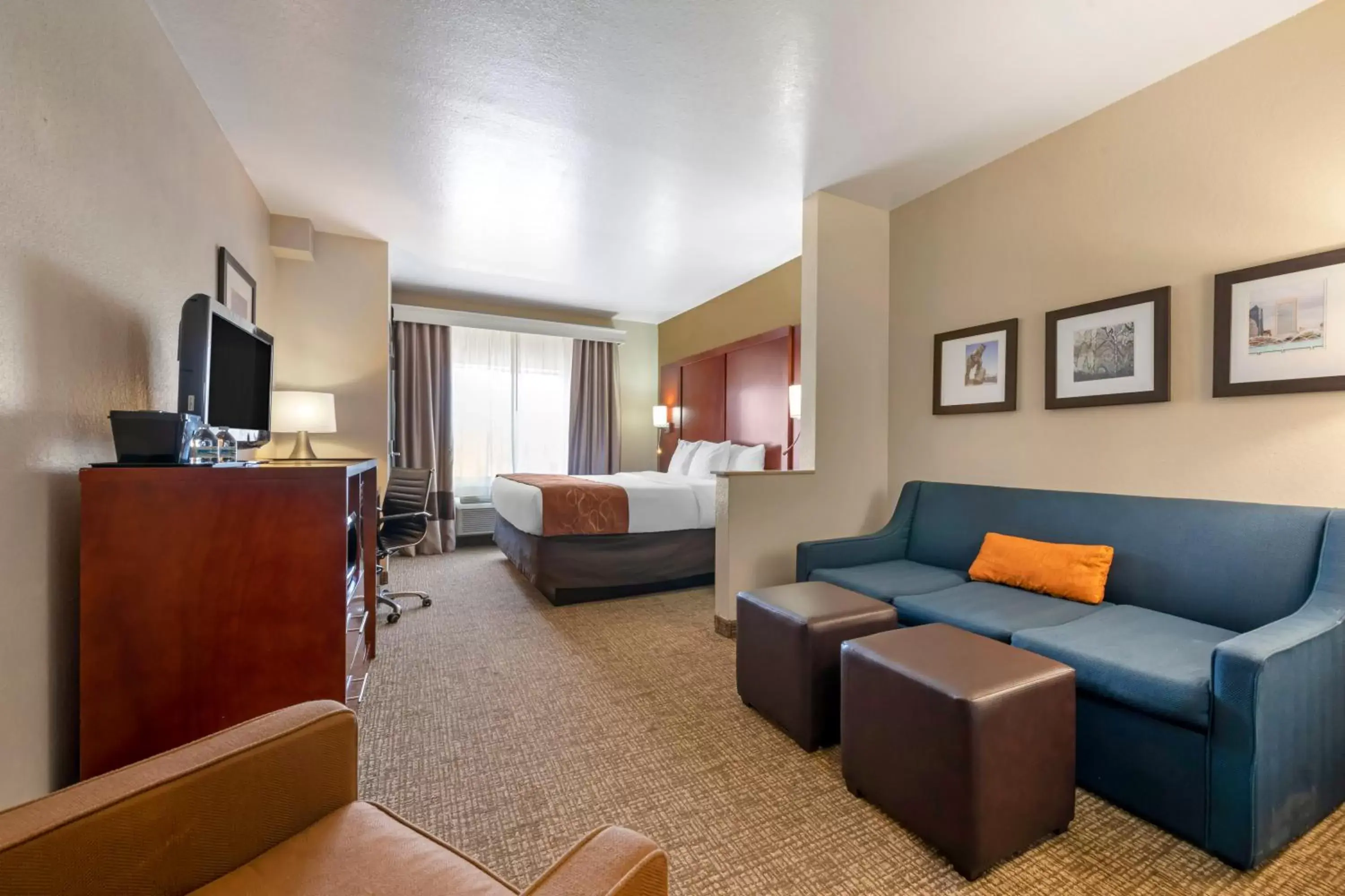 Bedroom, Seating Area in Comfort Suites West Jacksonville