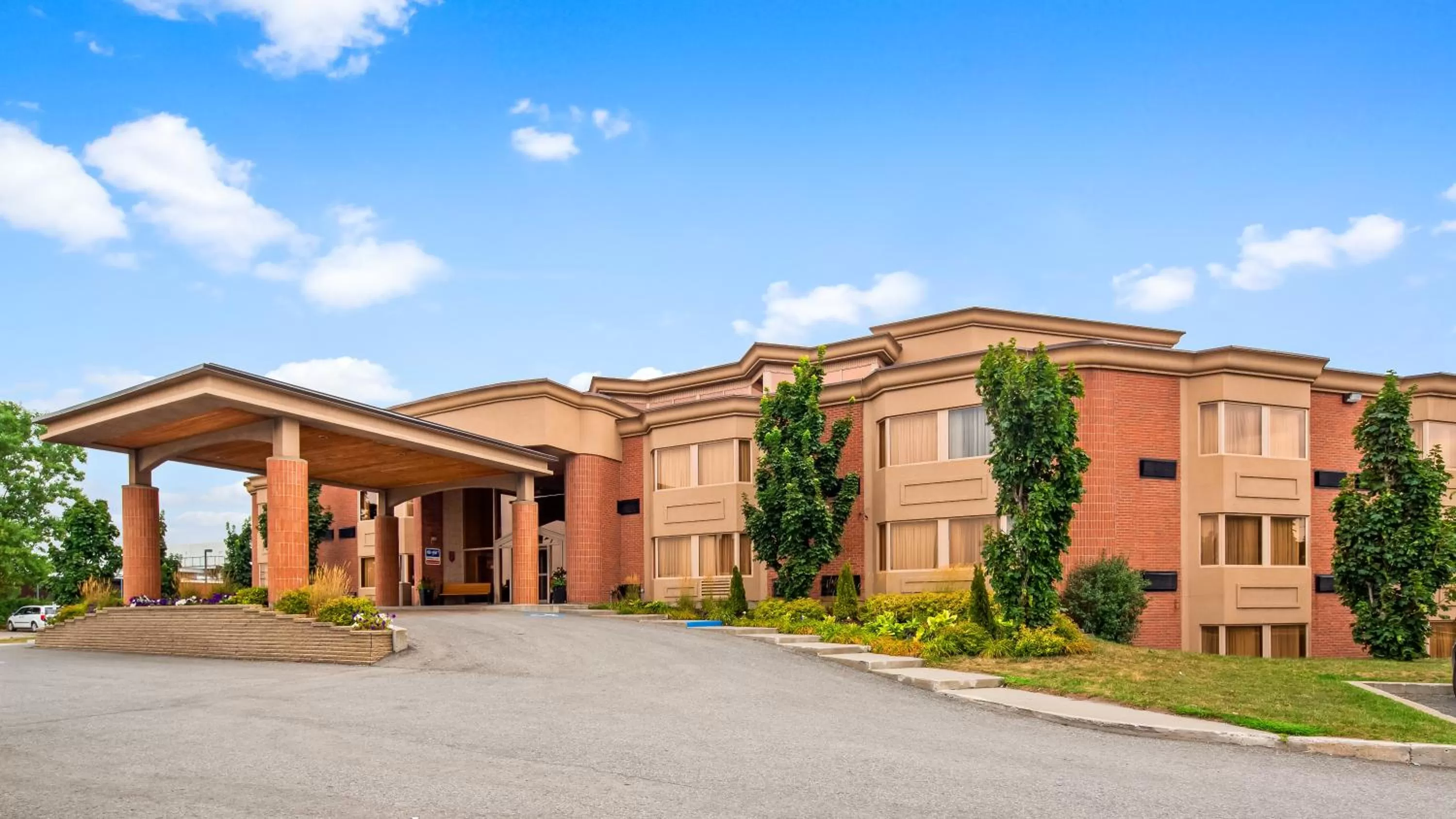 Property building in Best Western Laval-Montreal & Conference Centre