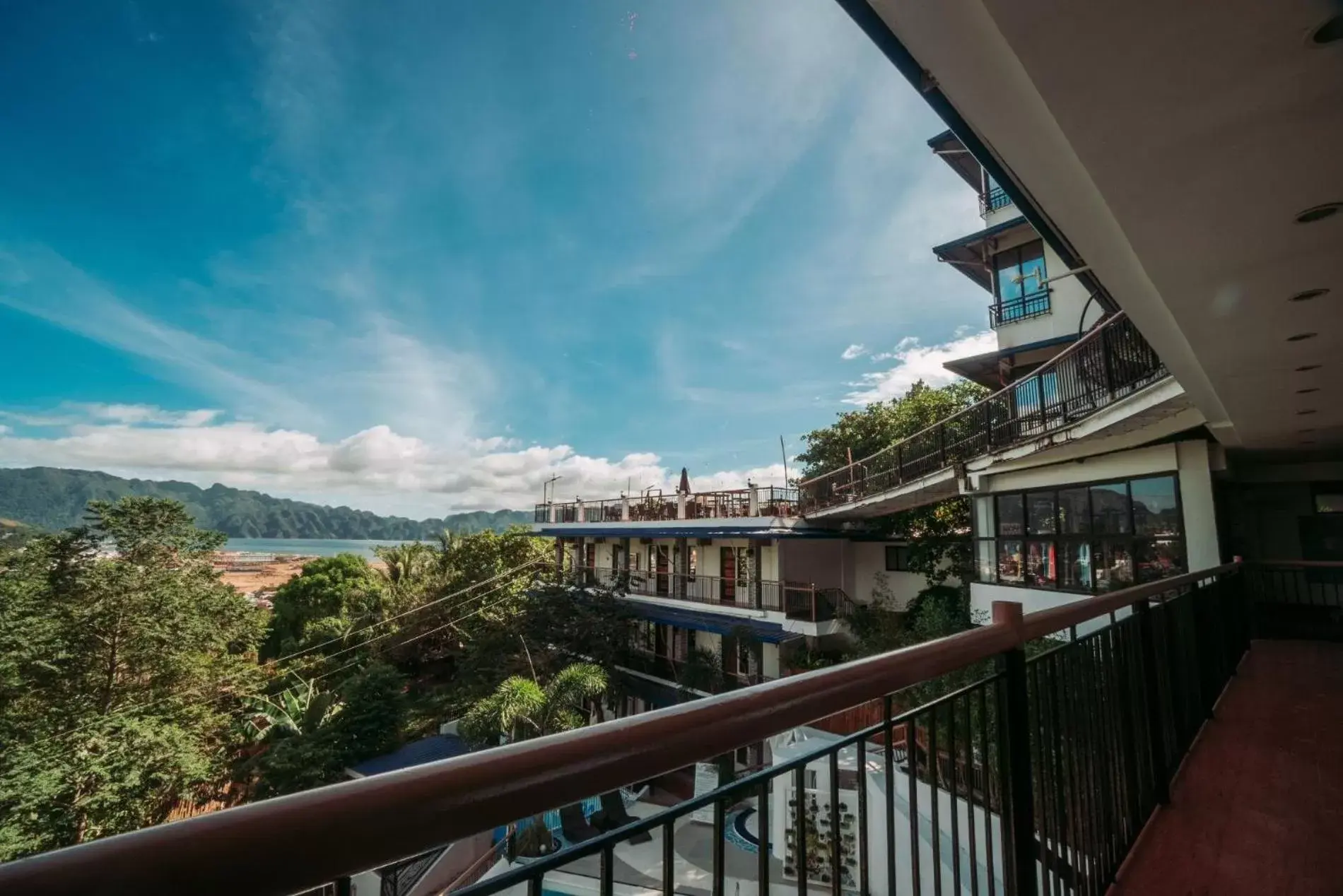 View (from property/room), Balcony/Terrace in Skylodge Resort