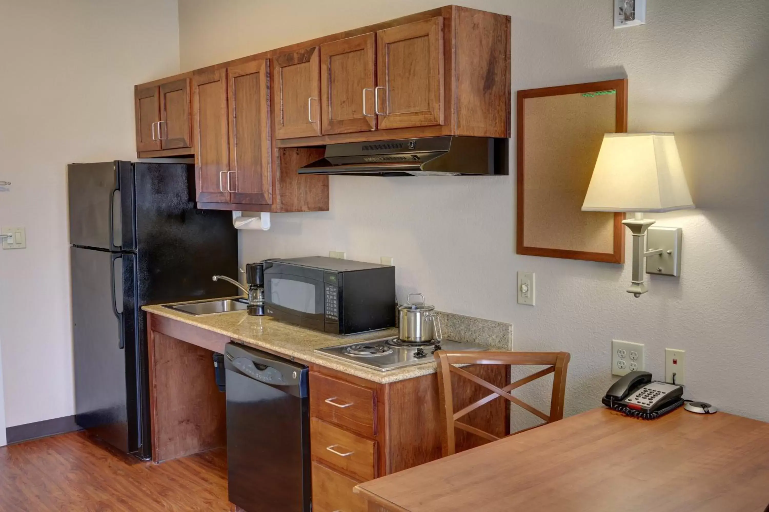 Photo of the whole room, Kitchen/Kitchenette in Candlewood Suites Texarkana, an IHG Hotel