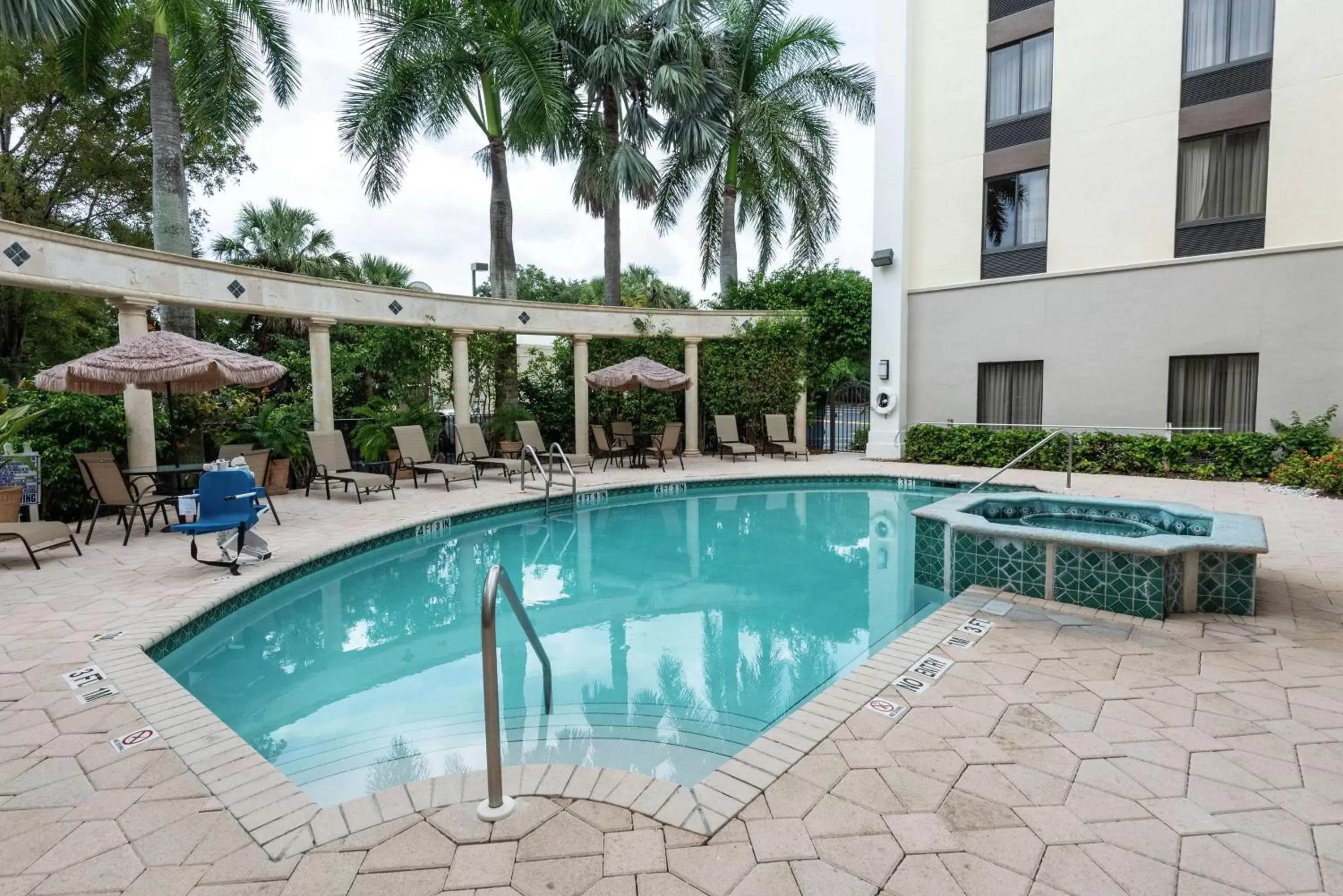 Swimming Pool in Hampton Inn Boca Raton