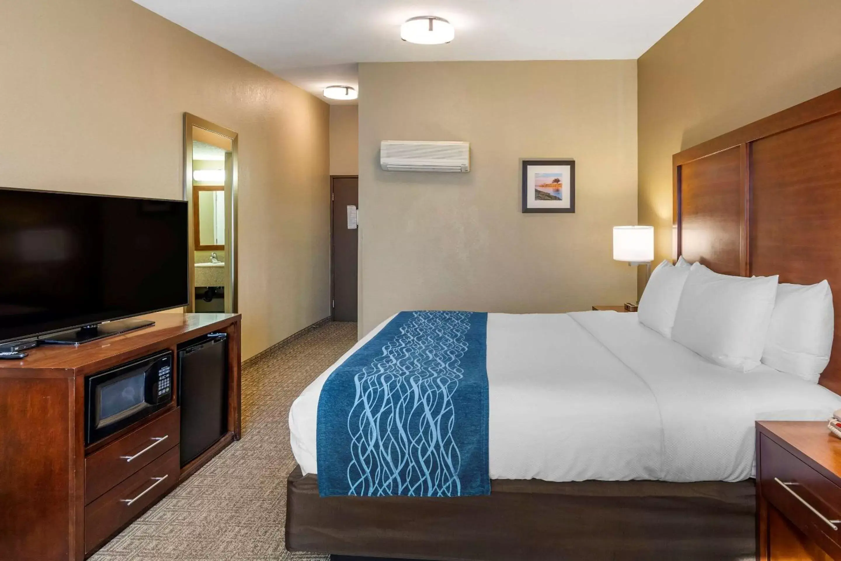 Photo of the whole room, Bed in Comfort Inn & Suites Ventura Beach