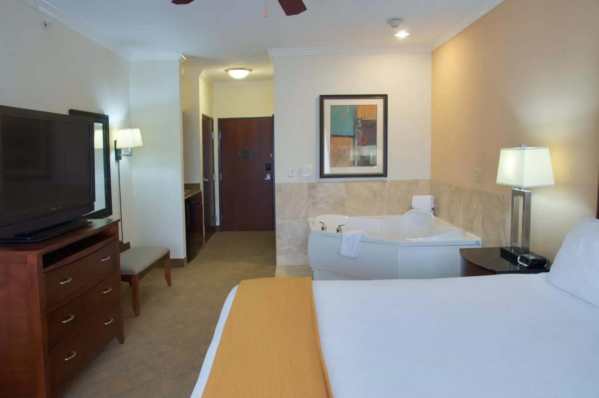 Bedroom, Bed in Holiday Inn Express Hotel & Suites Lufkin South, an IHG Hotel