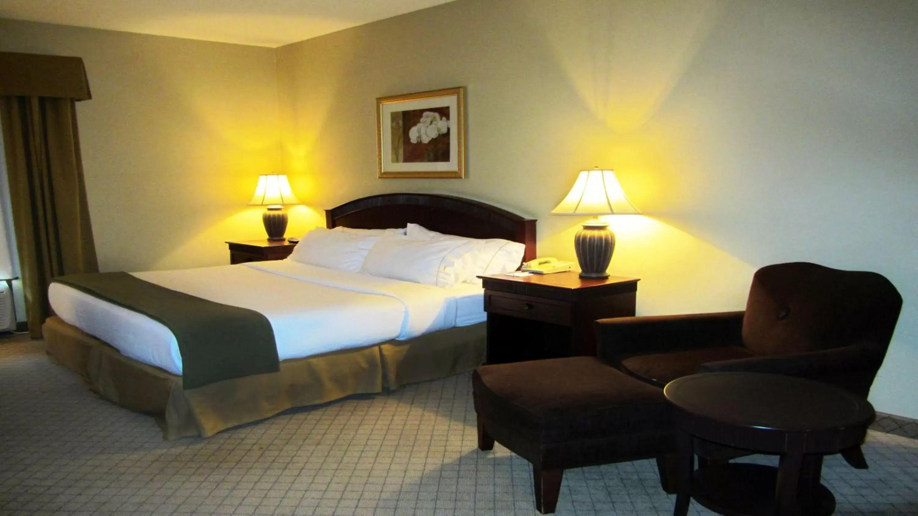 Photo of the whole room, Bed in Holiday Inn Express Fairfield, an IHG Hotel