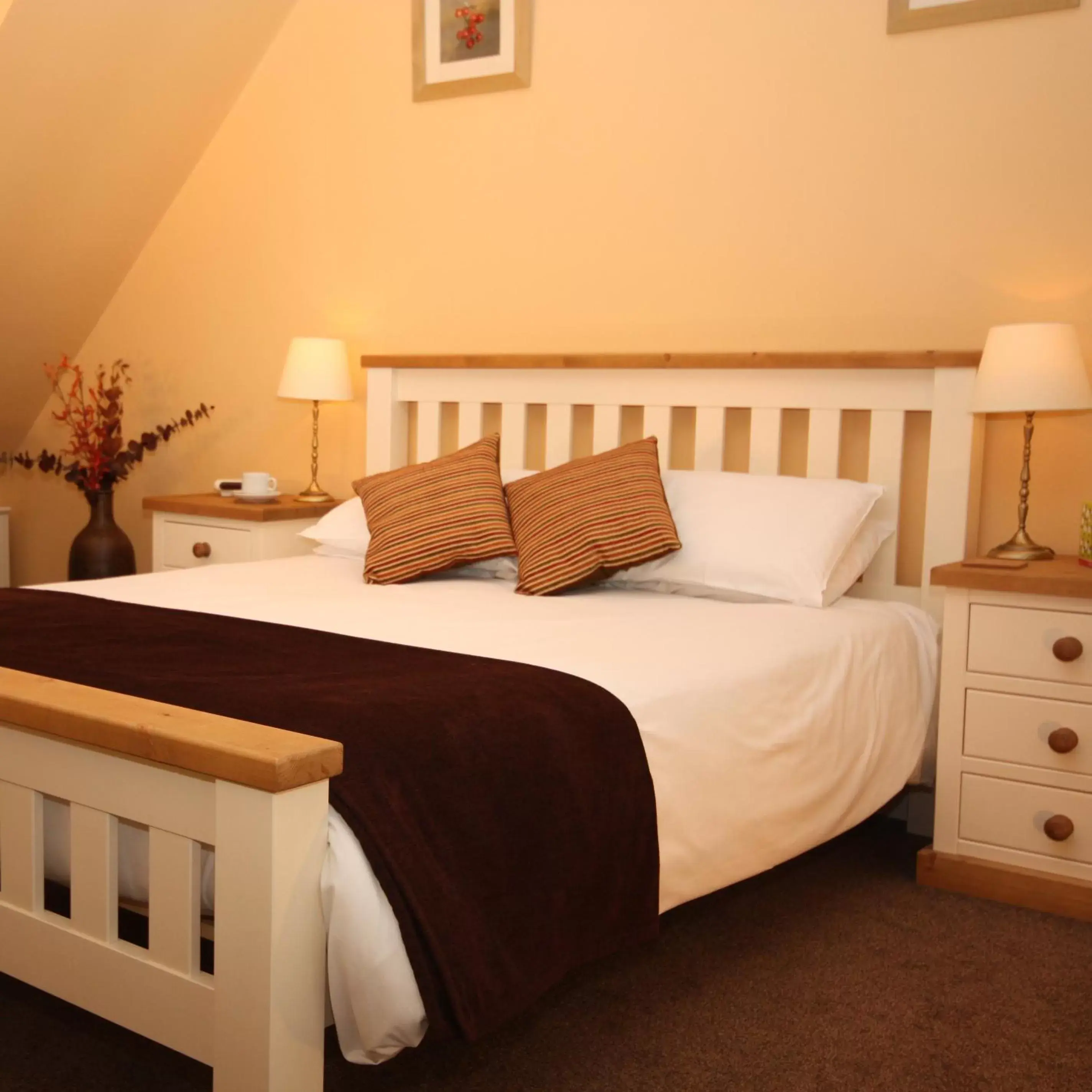 Photo of the whole room, Bed in Sibton White Horse Inn