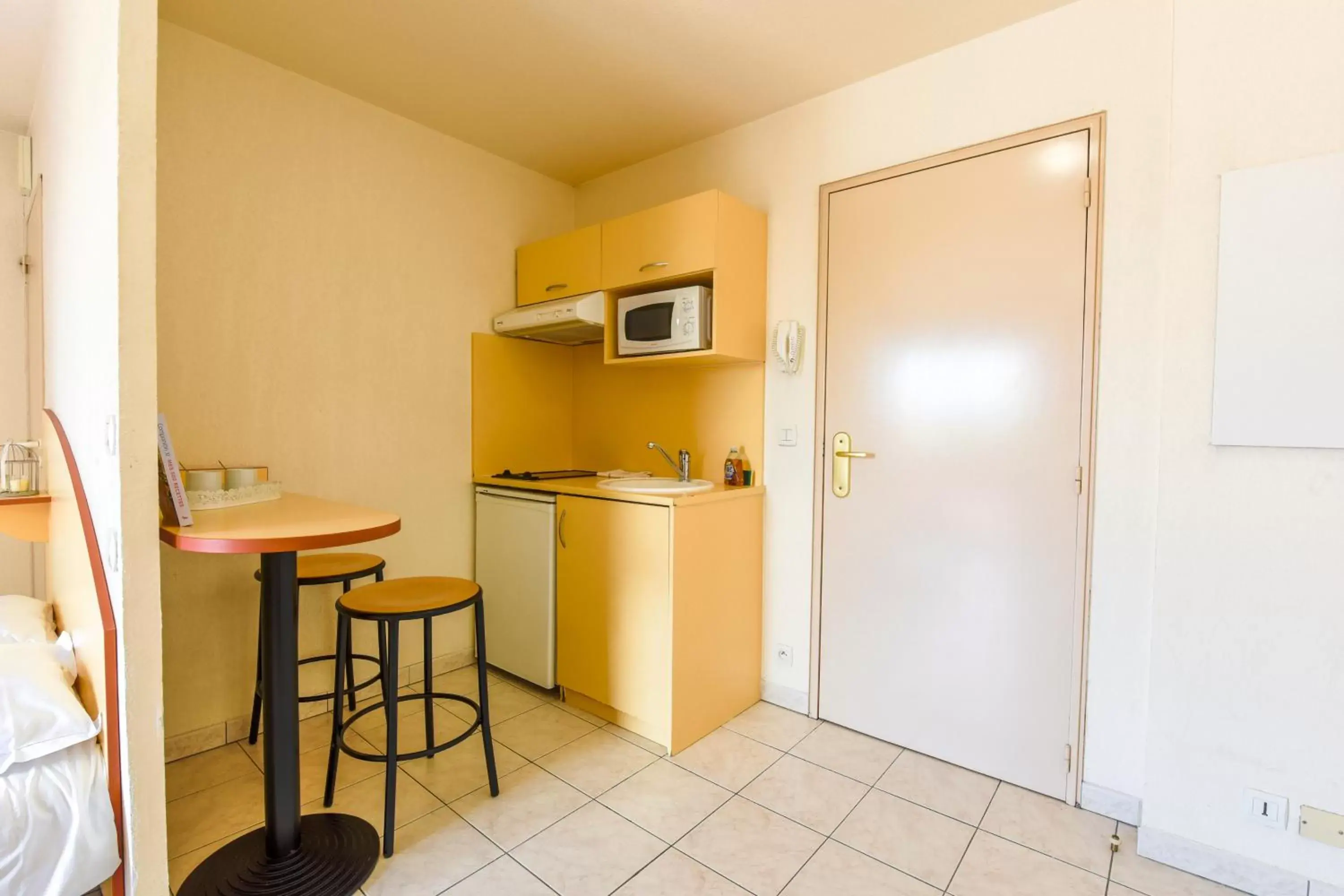Kitchen or kitchenette, Kitchen/Kitchenette in Résidence Columba - Apparts meublés Agen Sud