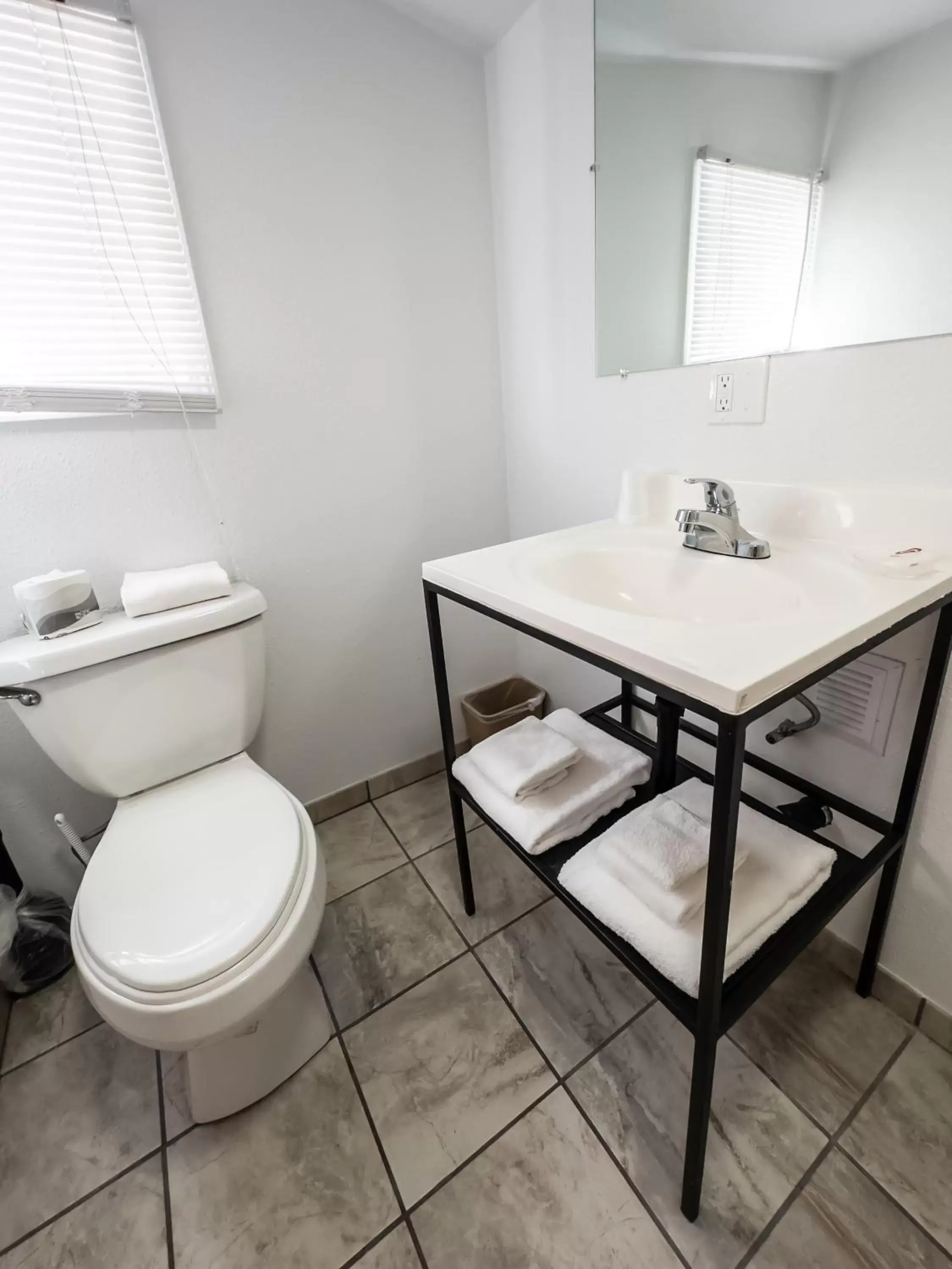 Toilet, Bathroom in Terimore Lodging by the Sea