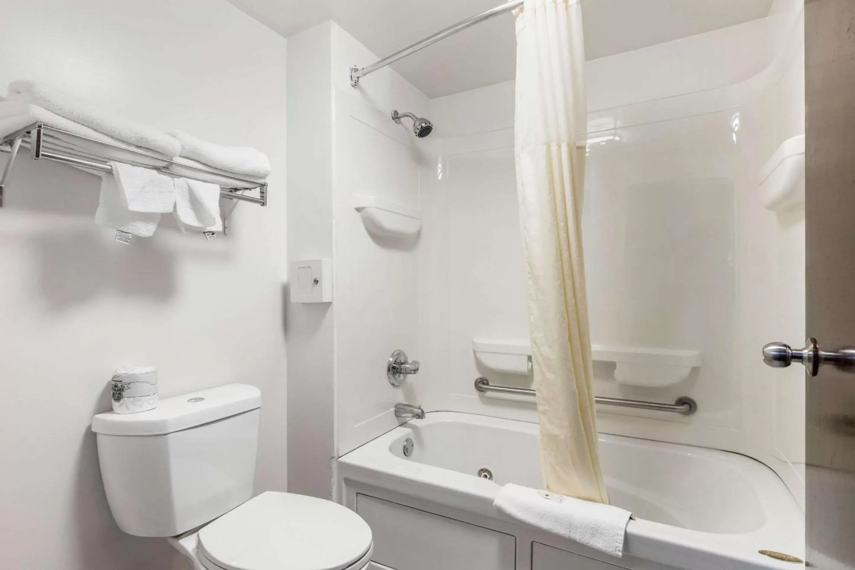 Photo of the whole room in Quality Inn Kingston Springs Photo of the whole room in Quality Inn Kingston Springs