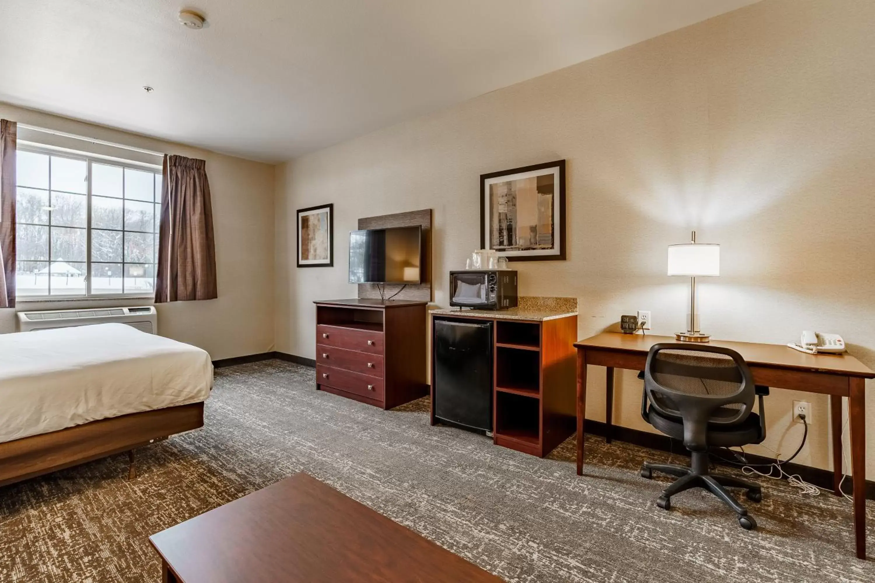 TV and multimedia, TV/Entertainment Center in Cobblestone Suites - Ripon