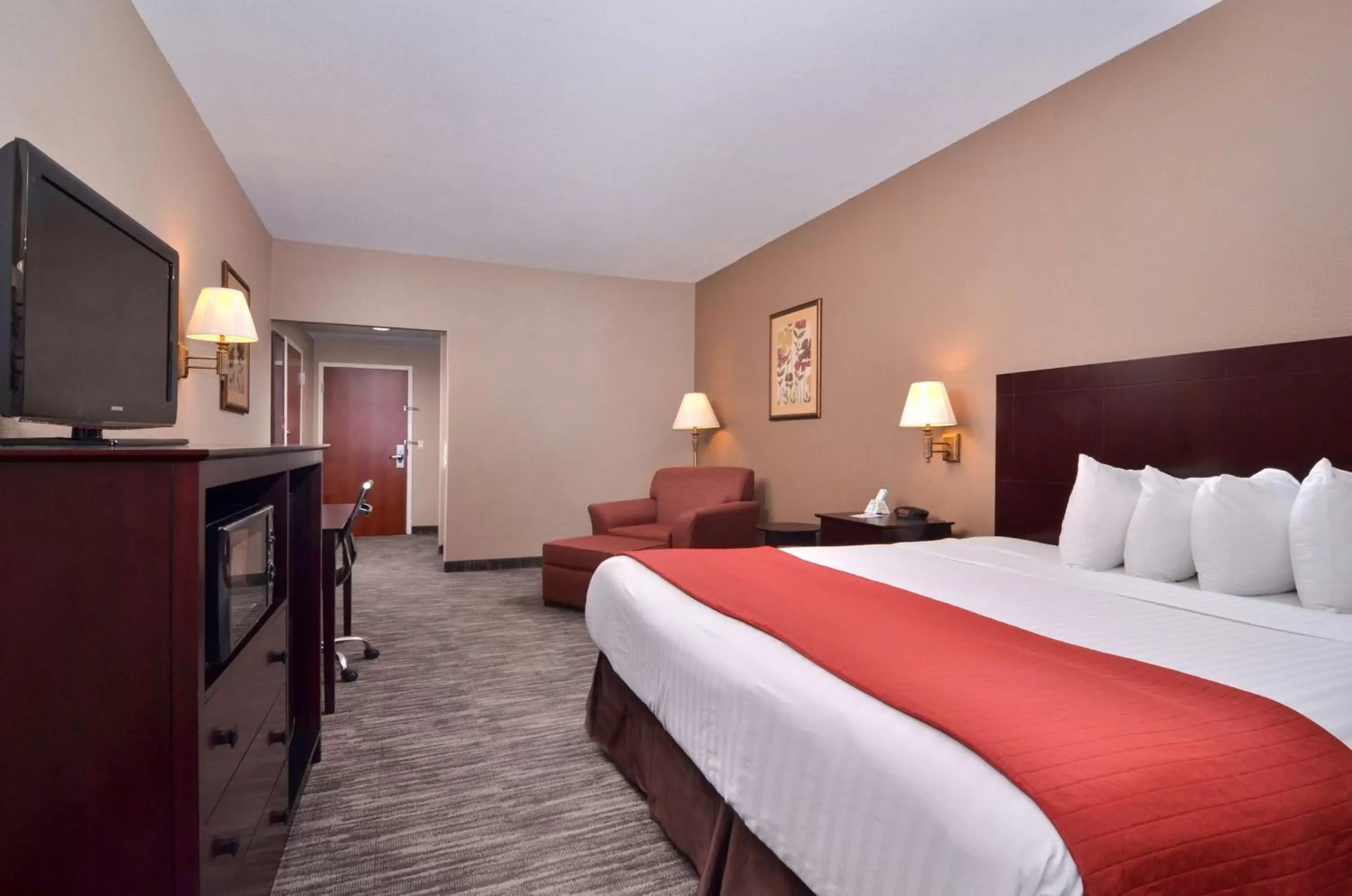 Photo of the whole room, Bed in Best Western Dayton Inn & Suites